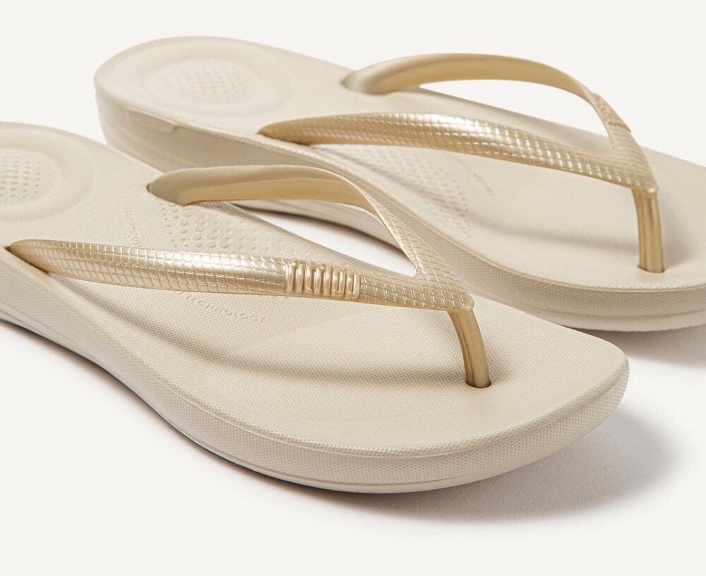 Fitflop Zehentrenner »IQUSHION«, Keilabsatz, Sommerschuh, Schlappen in schmaler Form
