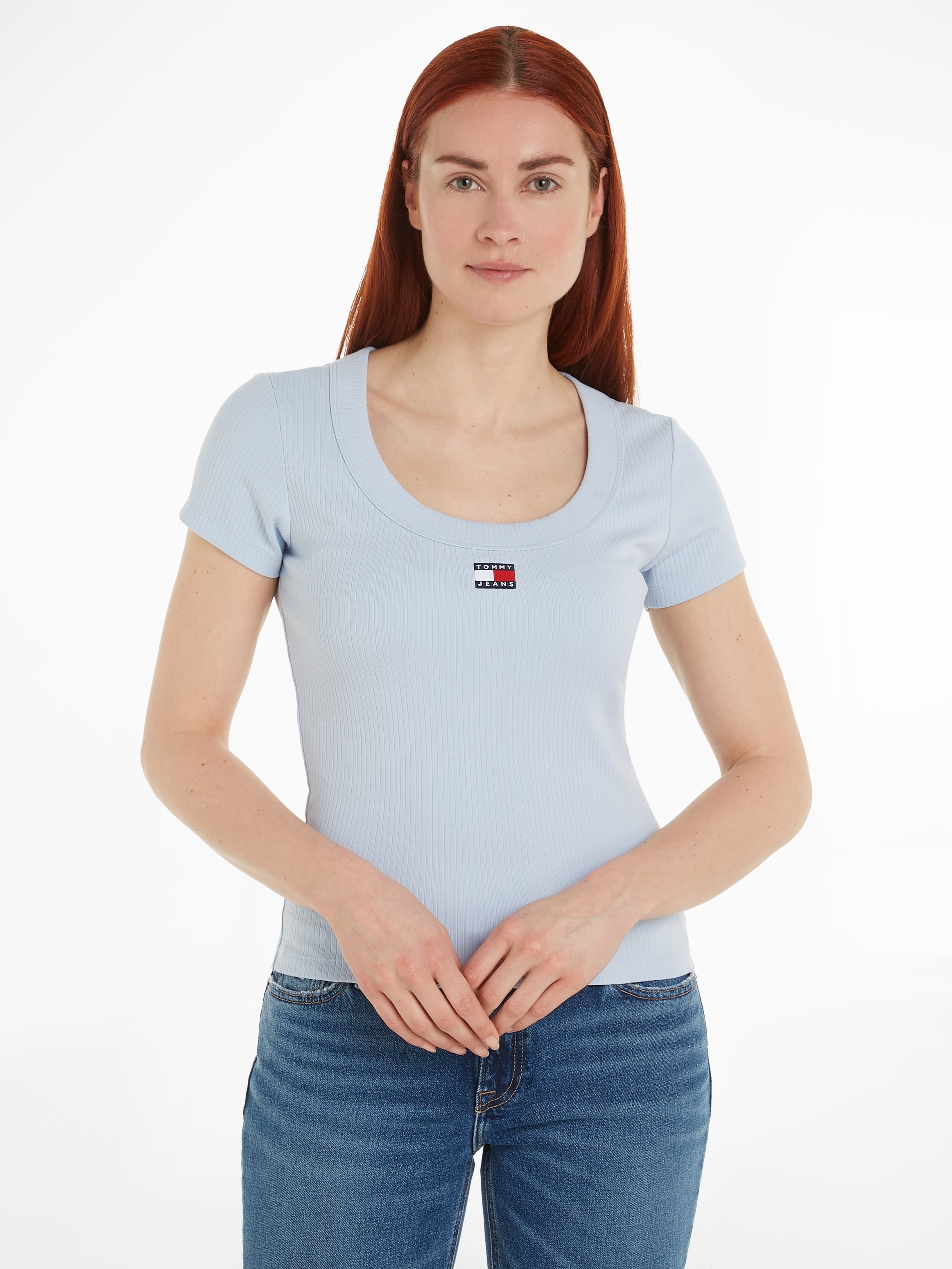 Tommy SS«, T-Shirt online Jelmoli-Versand SLIM Jeans mit Logostickerei Schweiz bestellen »TJW RIB bei TEE BADGE