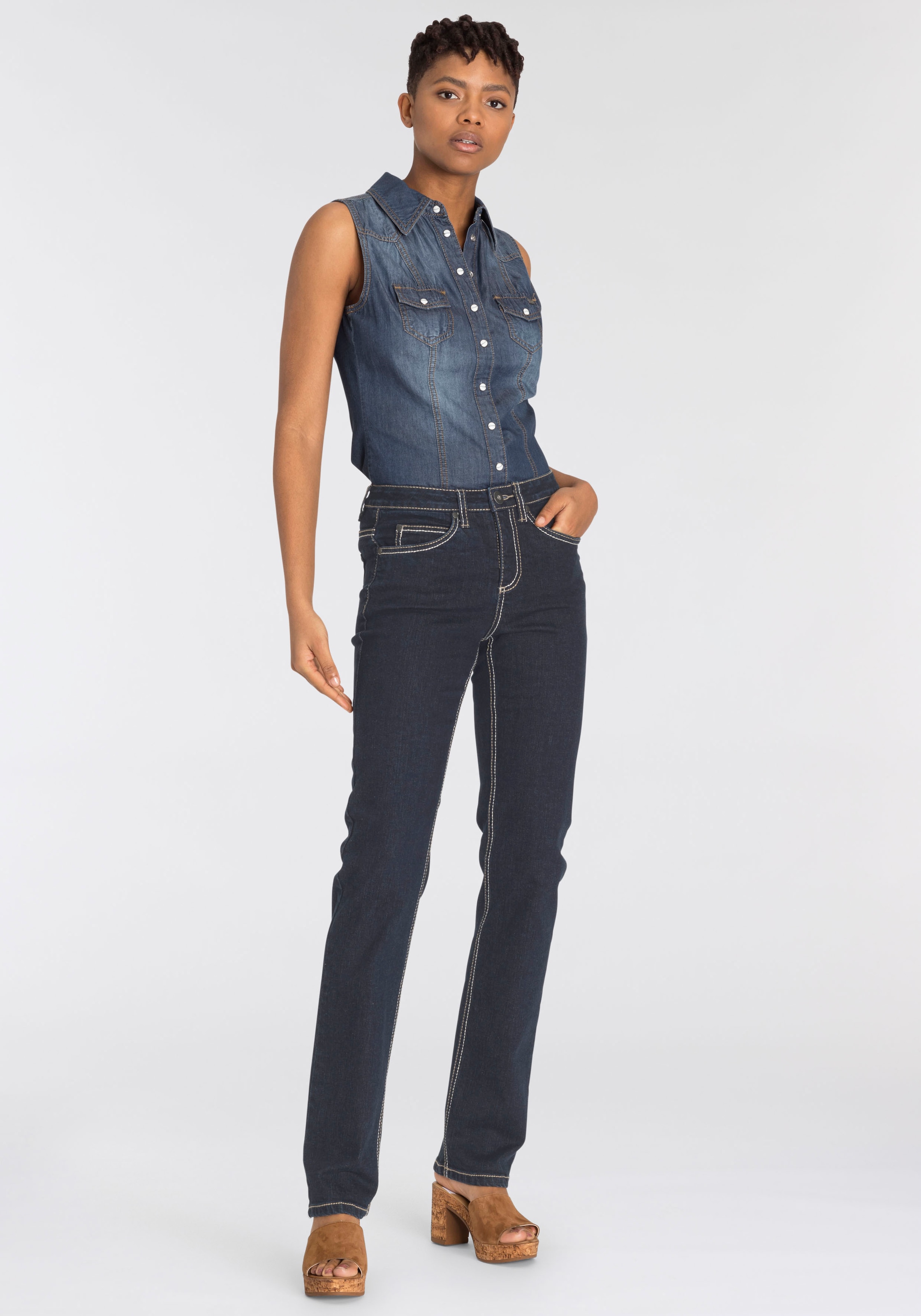 Arizona Gerade Kontrastnähten mit Jeans Schweiz »Comfort-Fit«, High bei Jelmoli-Versand online shoppen Waist