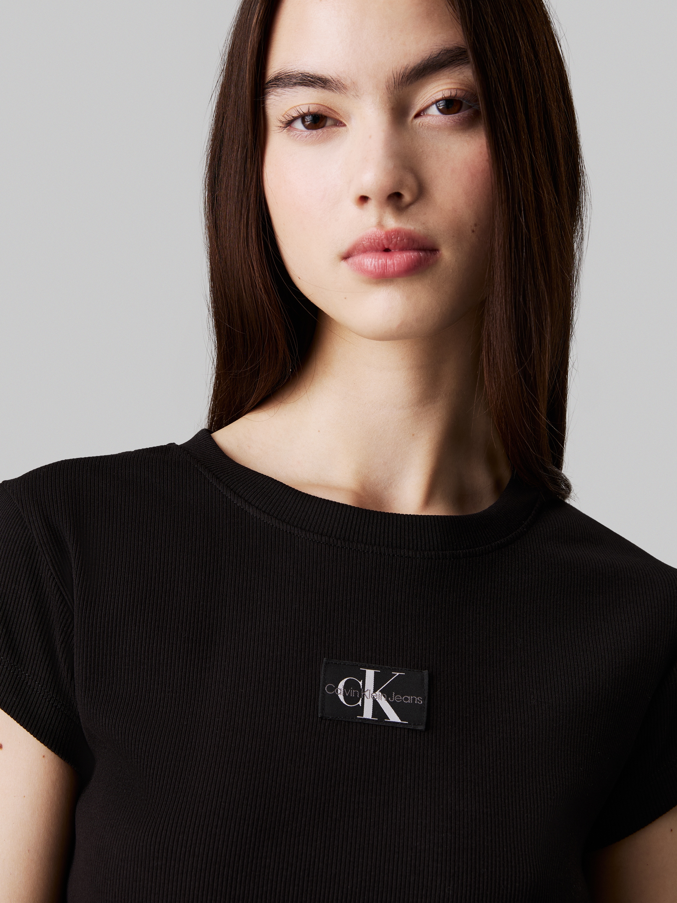 Calvin Klein Jeans T-Shirt »WOVEN LABEL RIB BABY TEE«, mit Logopatch