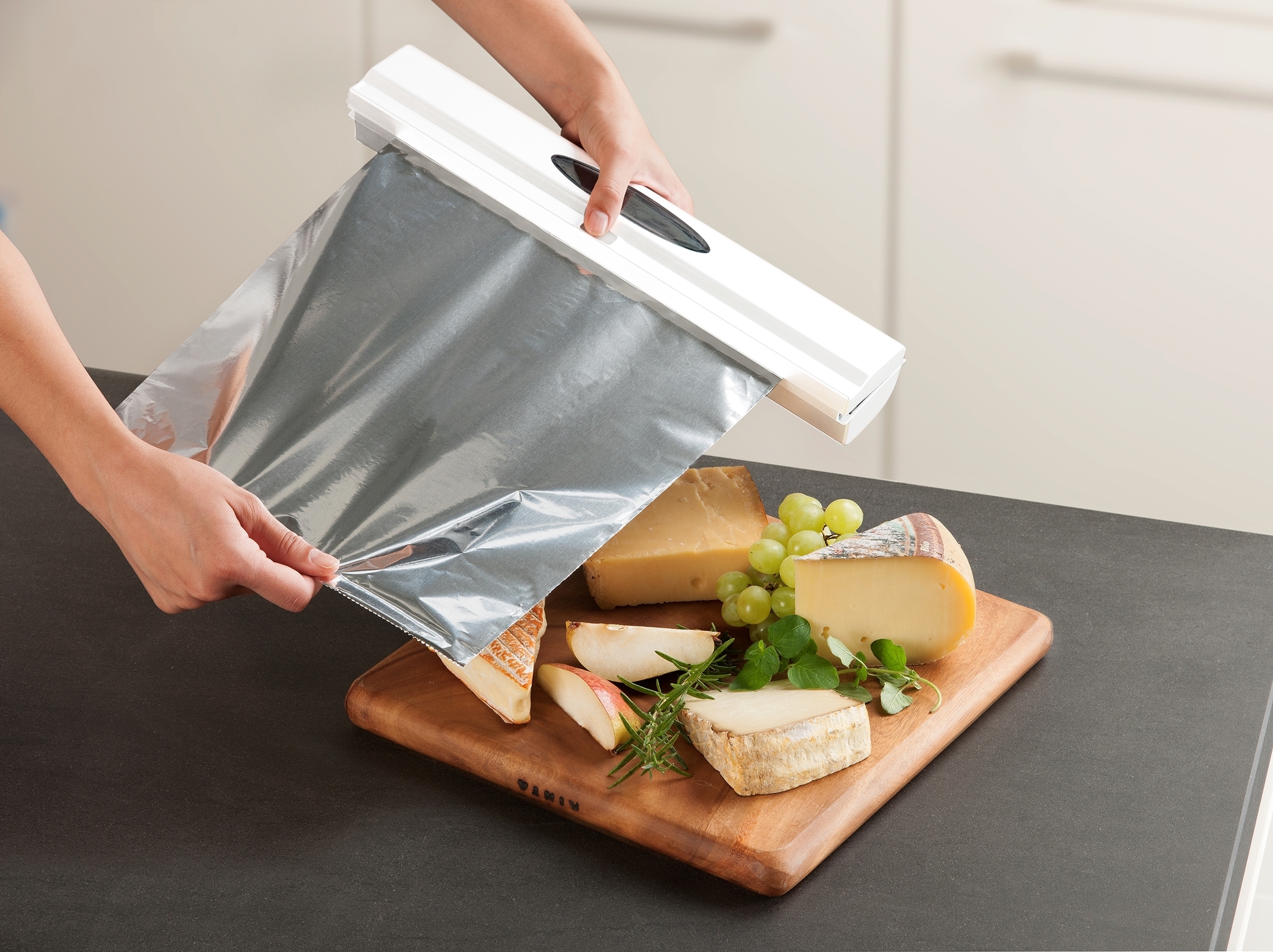 WENKO Folienspender »Modell Perfect-Cutter«, für Folienrollen bis 33 cm Breite, für Alufolien und Frischhaltefolien