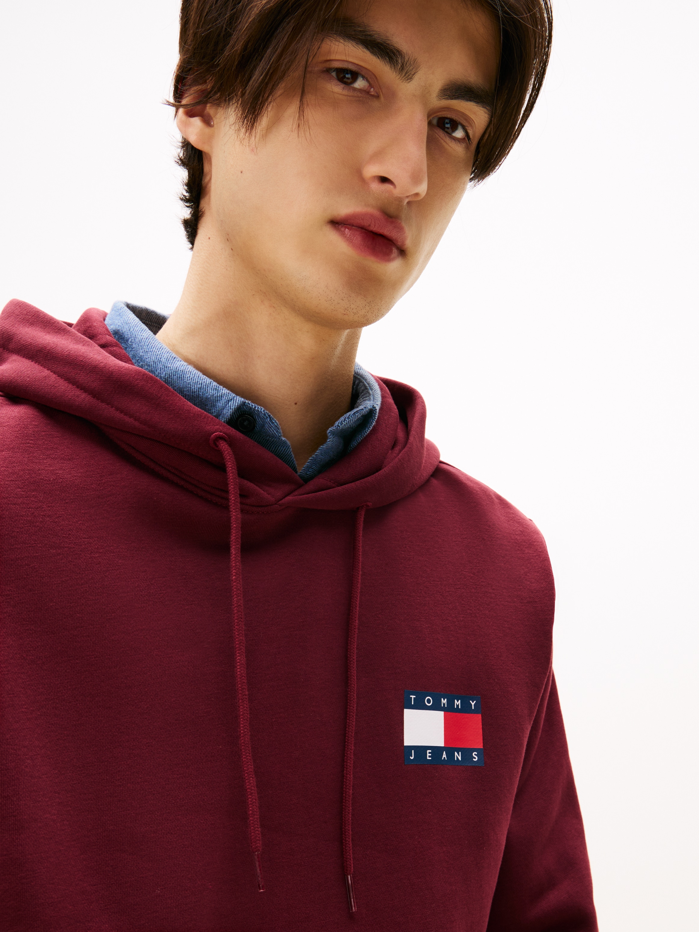Tommy Jeans Sweatshirt »TJM REG ESSENTIAL FLAG HOOD EXT«, mit bedruckten Markenlogo auf Brusthöhe