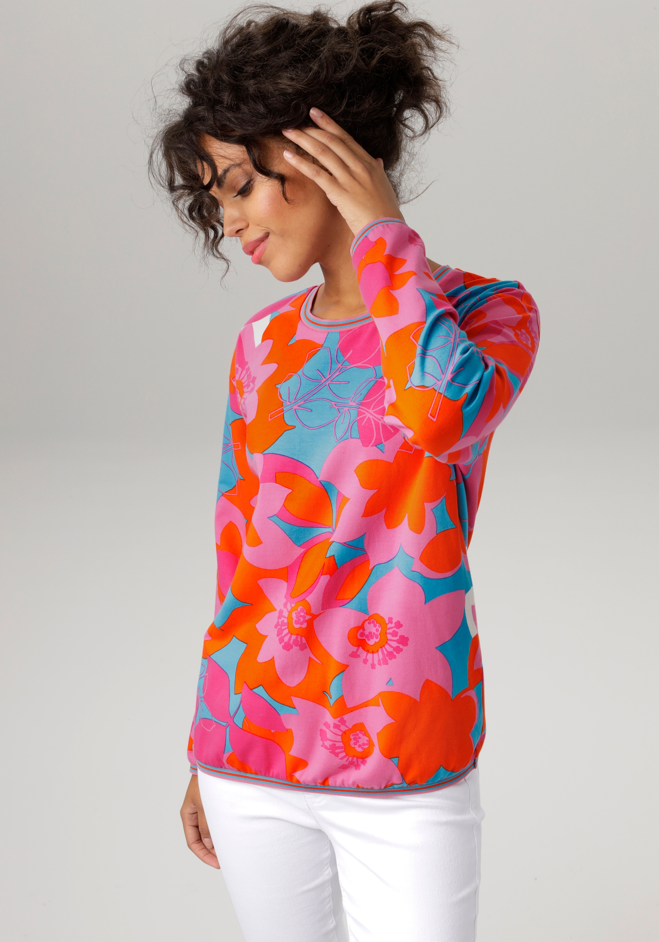 Aniston CASUAL Sweatshirt, mit grossflächigem, farbenfrohen Blumendruck