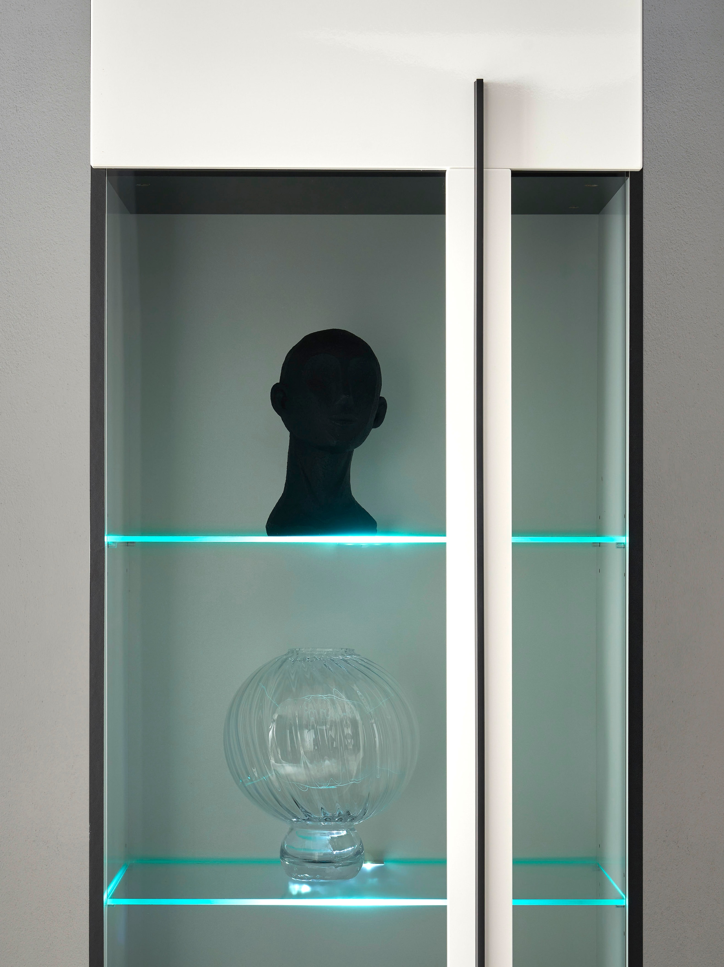 INOSIGN Vitrine »Cantara, Vitrinenschrank in Eiche Evoke oder weiss, Standvitrine«, schwarzer Stangengriff, ausreichend Stauraum, vielseitig einsetzbar