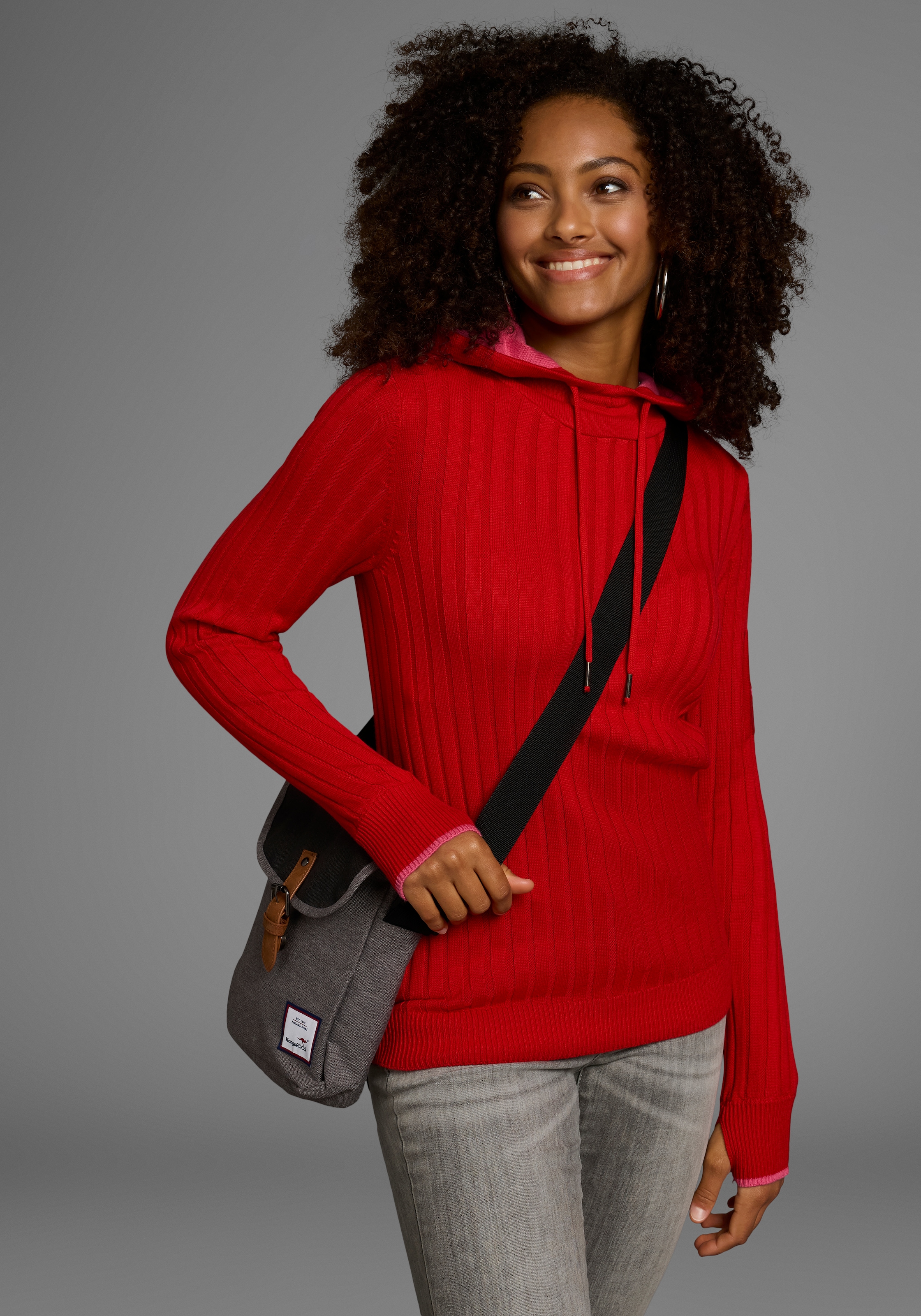 KangaROOS Strickpullover, mit kontrastfarbener Kapuzeninnenseite und Logodruck auf dem Arm