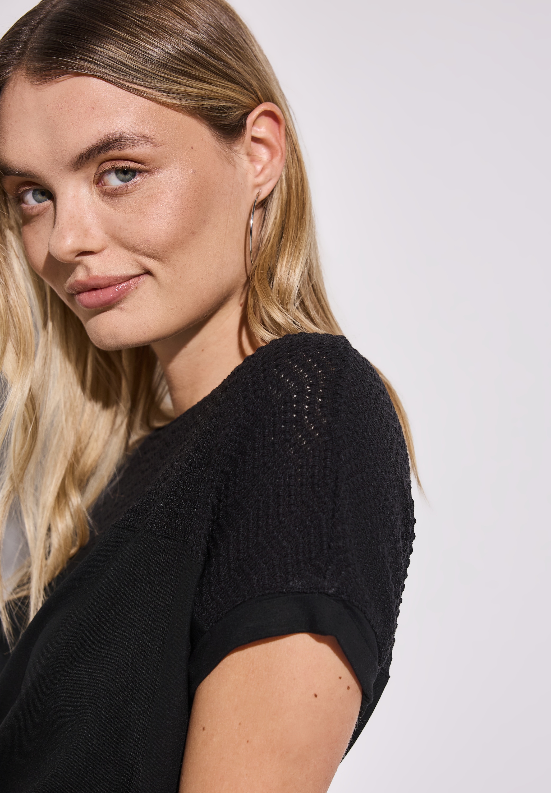 STREET ONE Shirttop, mit Lochmuster Detail