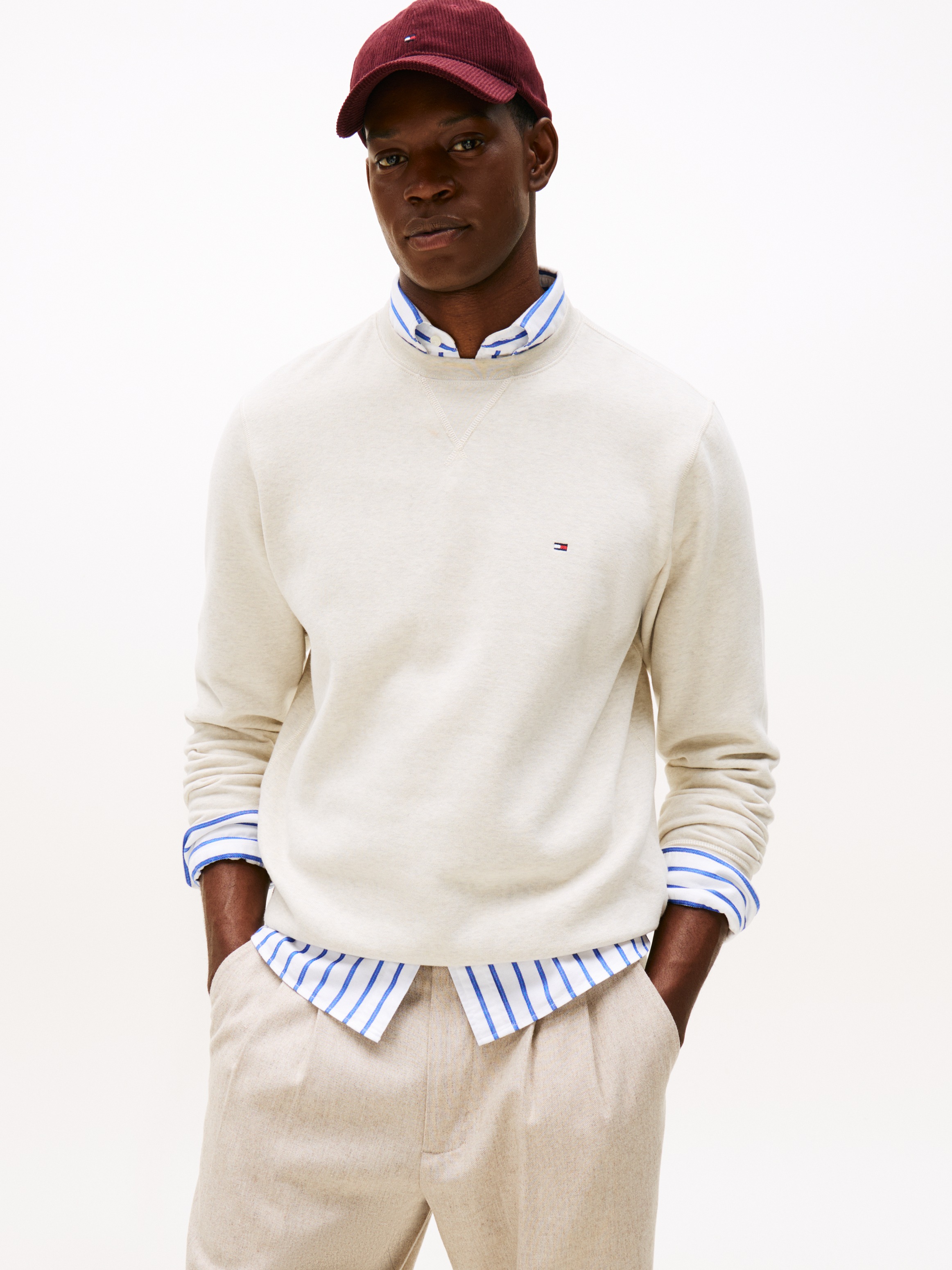Tommy Hilfiger Sweatshirt »ESS SEASONAL FLEECE CREWNECK mit Rundhals und Stickerei«, unifarben, casual, regular fit, Baumwollmix, Rundhals
