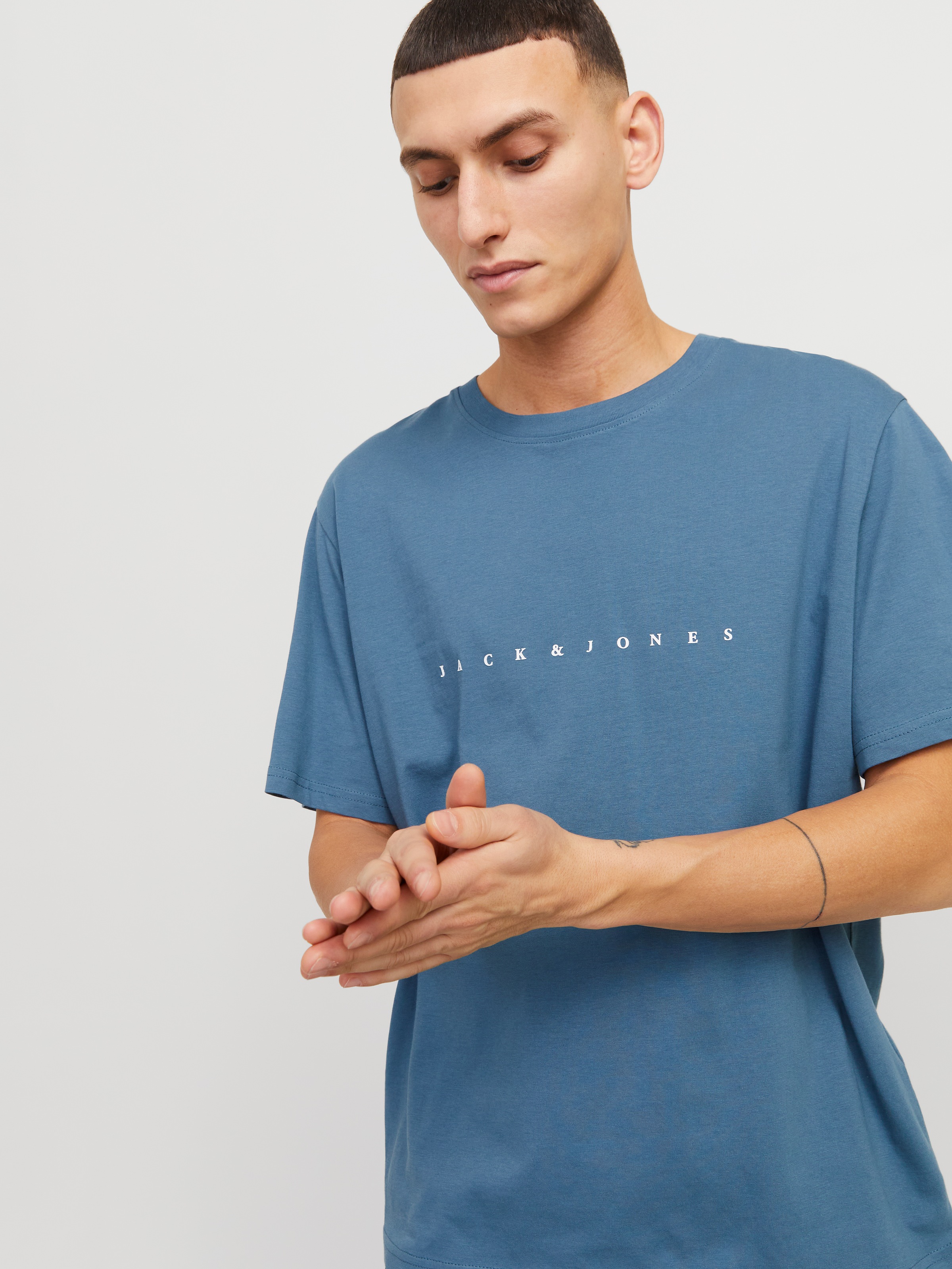 Jack & Jones Rundhalsshirt »JJESTAR mit Pigmentprint und Baumwollgefühl«, mit Pigmentprint