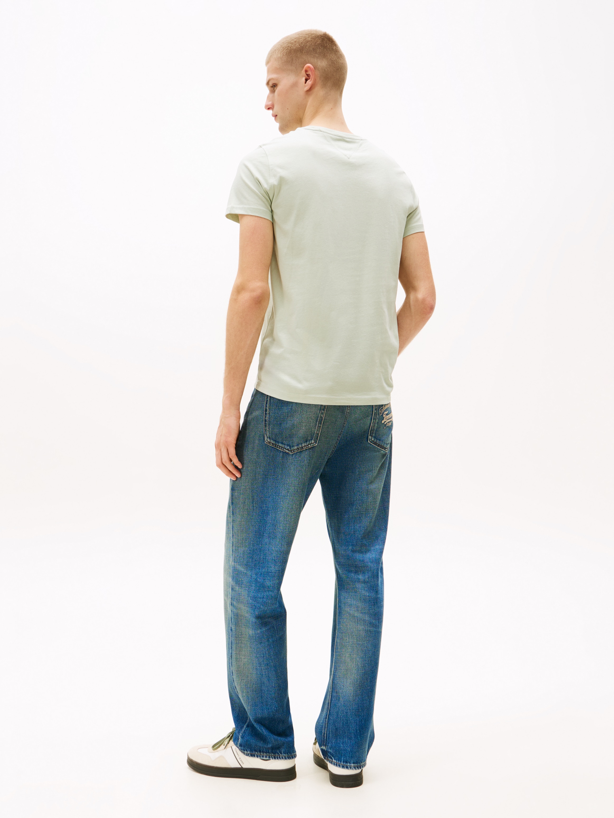 Tommy Jeans T-Shirt »TJM ESSENTIAL SOLID TEE«, mit Rundhalsausschnitt und dezenter Logo-Flag