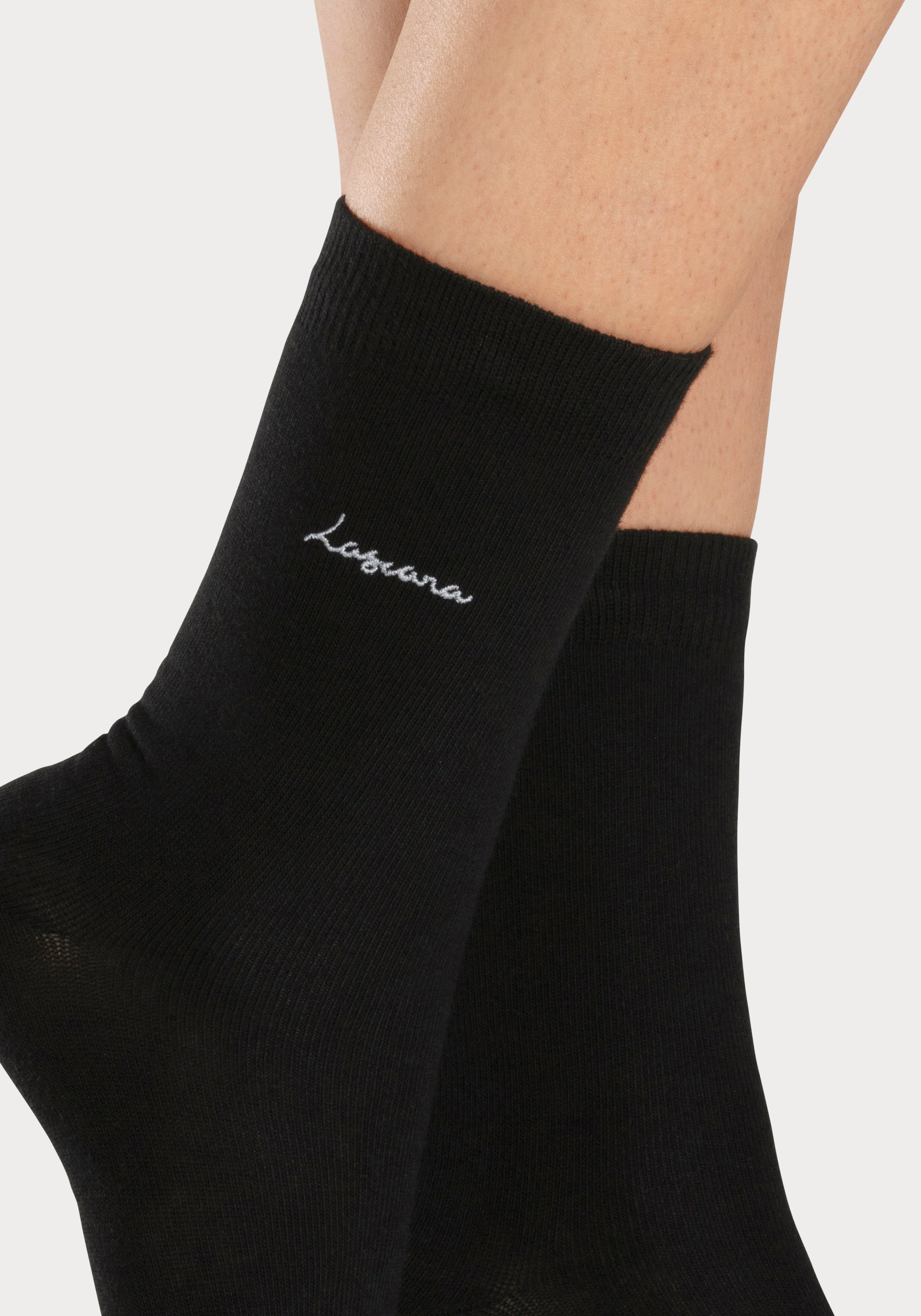 LASCANA Basicsocken, (Box, 7 Paar), mit hochwertiger Logo Stickerei