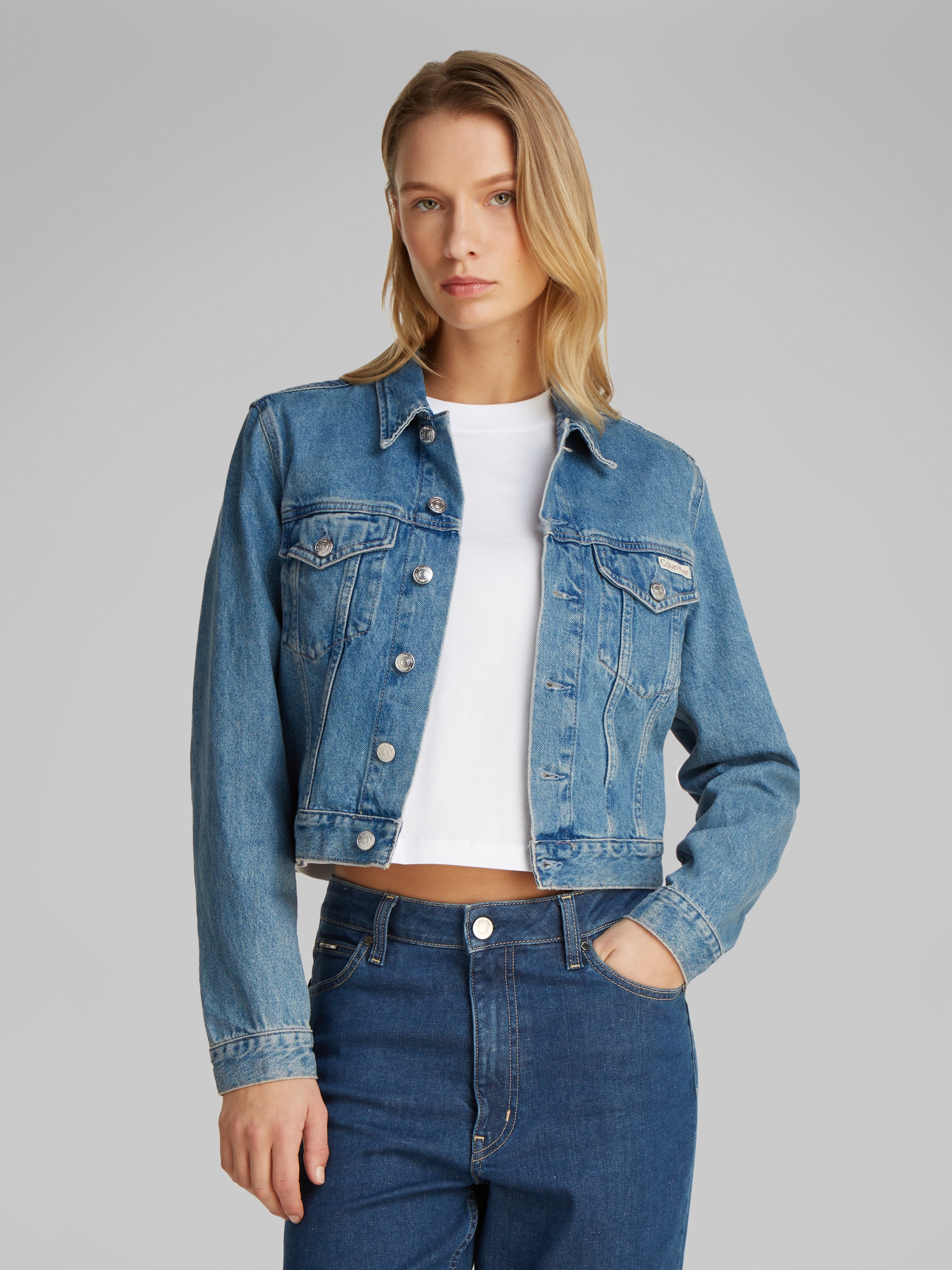 Calvin Klein Jeans Jeansjacke »CROPPED 90'S DENIM JACKET« Logostickerei auf Brustasche, enge Passform