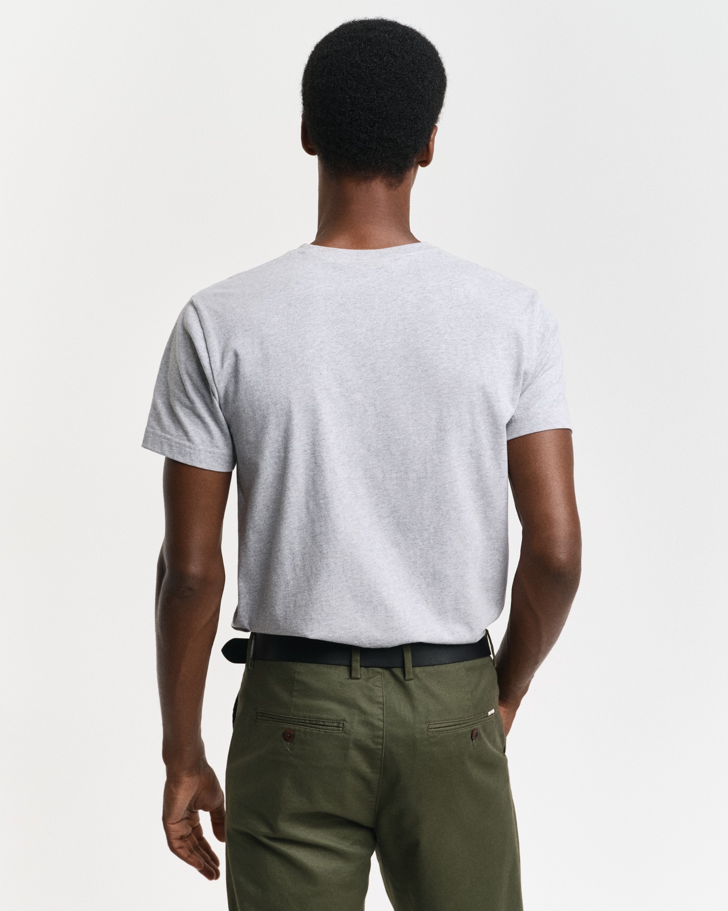 Gant T-Shirt »SLIM SHIELD V-NECK T-SHIRT«, mit einer kleinen Logostickerei auf der Brust
