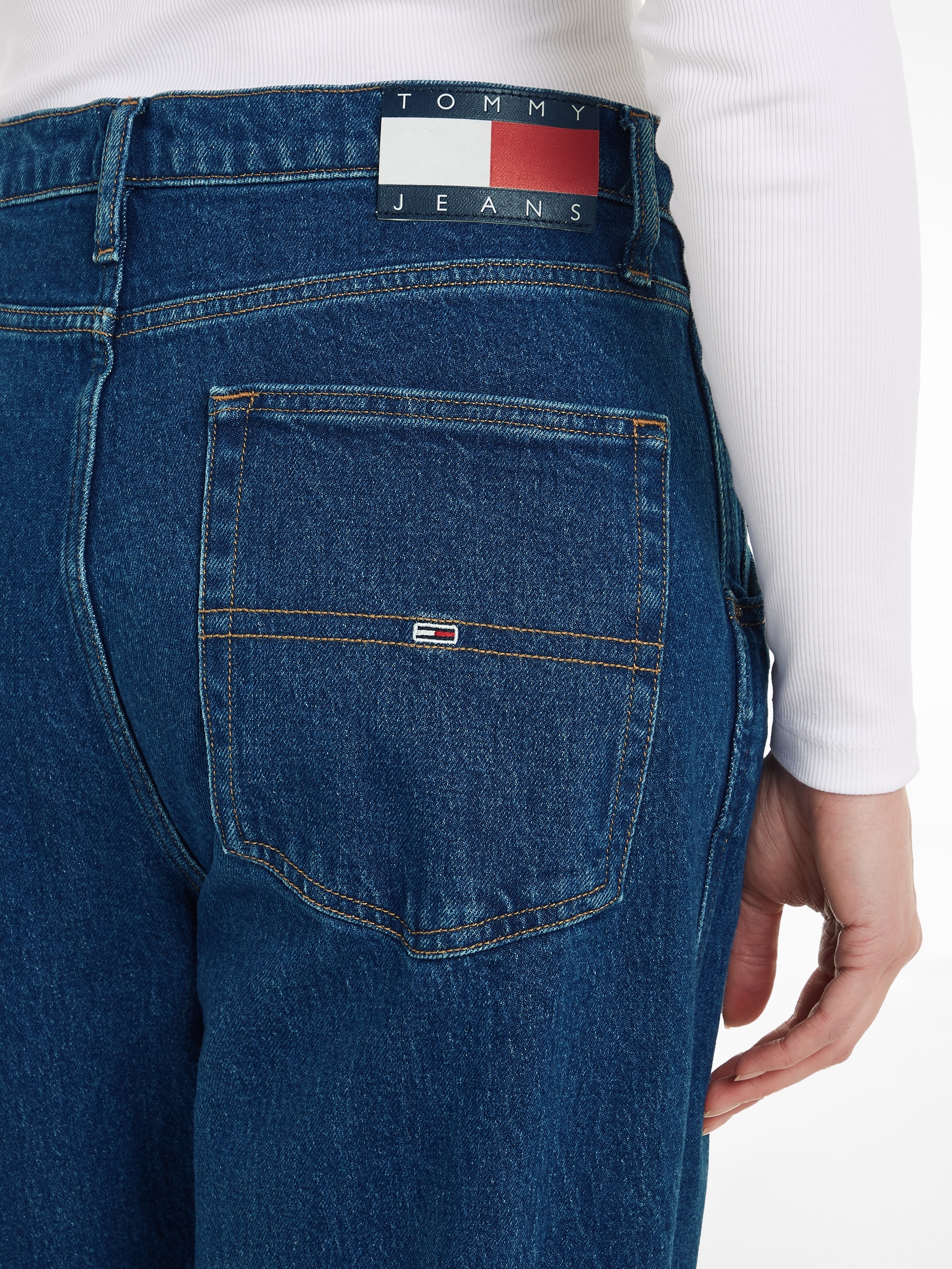 Tommy Jeans Weite Jeans »DAISY JEAN LW BGY BH6110«, mit Logostickerei