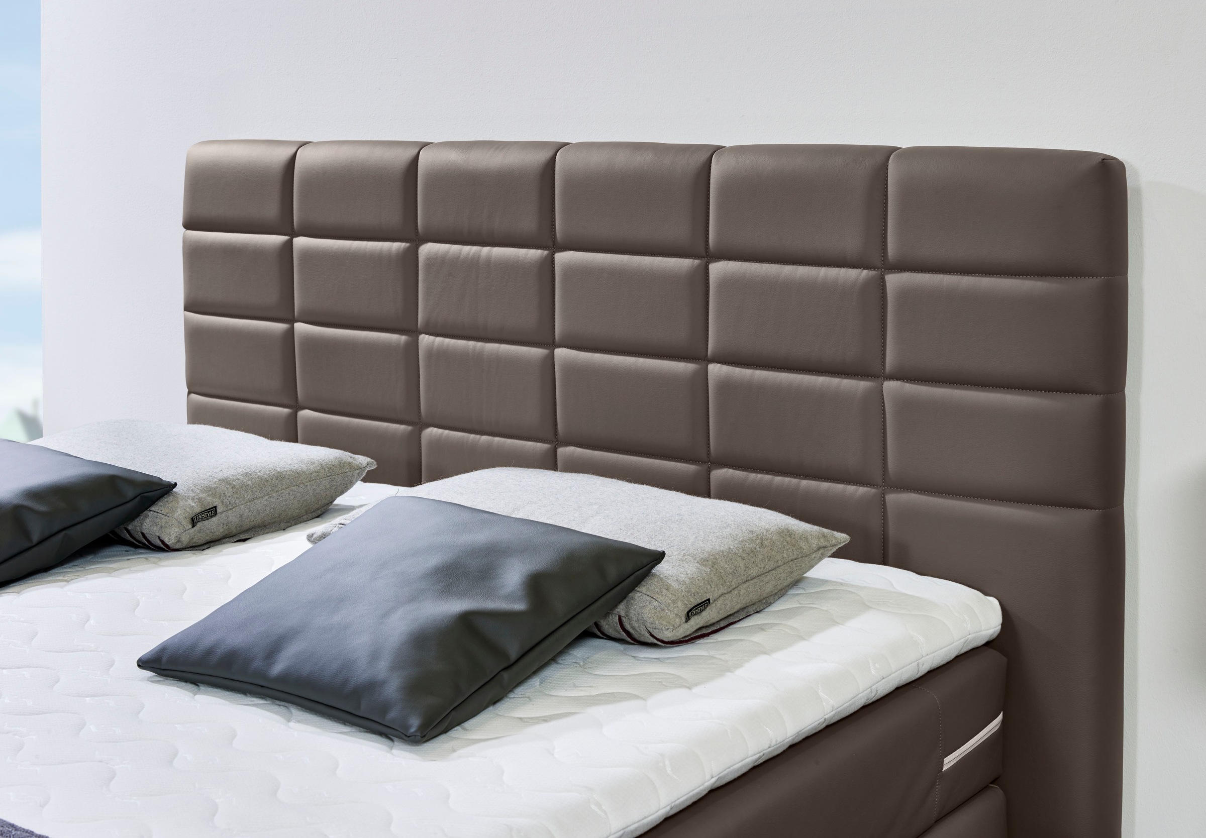 INOSIGN Boxspringbett »Lethbridge«, inkl. Bettkasten und Topper, zwei Matratzenarten in H2