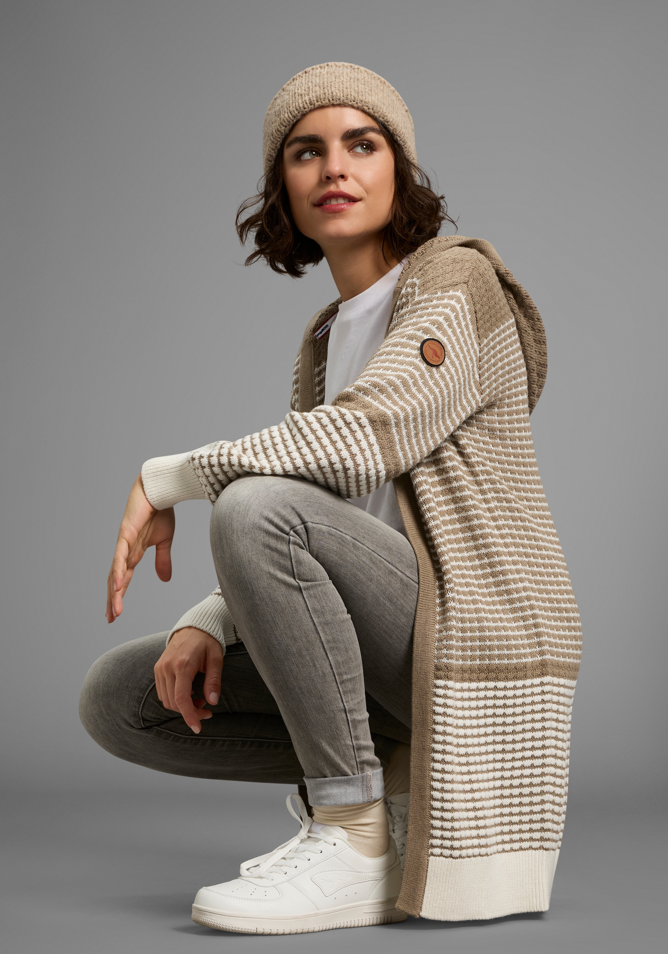 KangaROOS Kapuzenstrickjacke, mit angesagtem Strickmuster