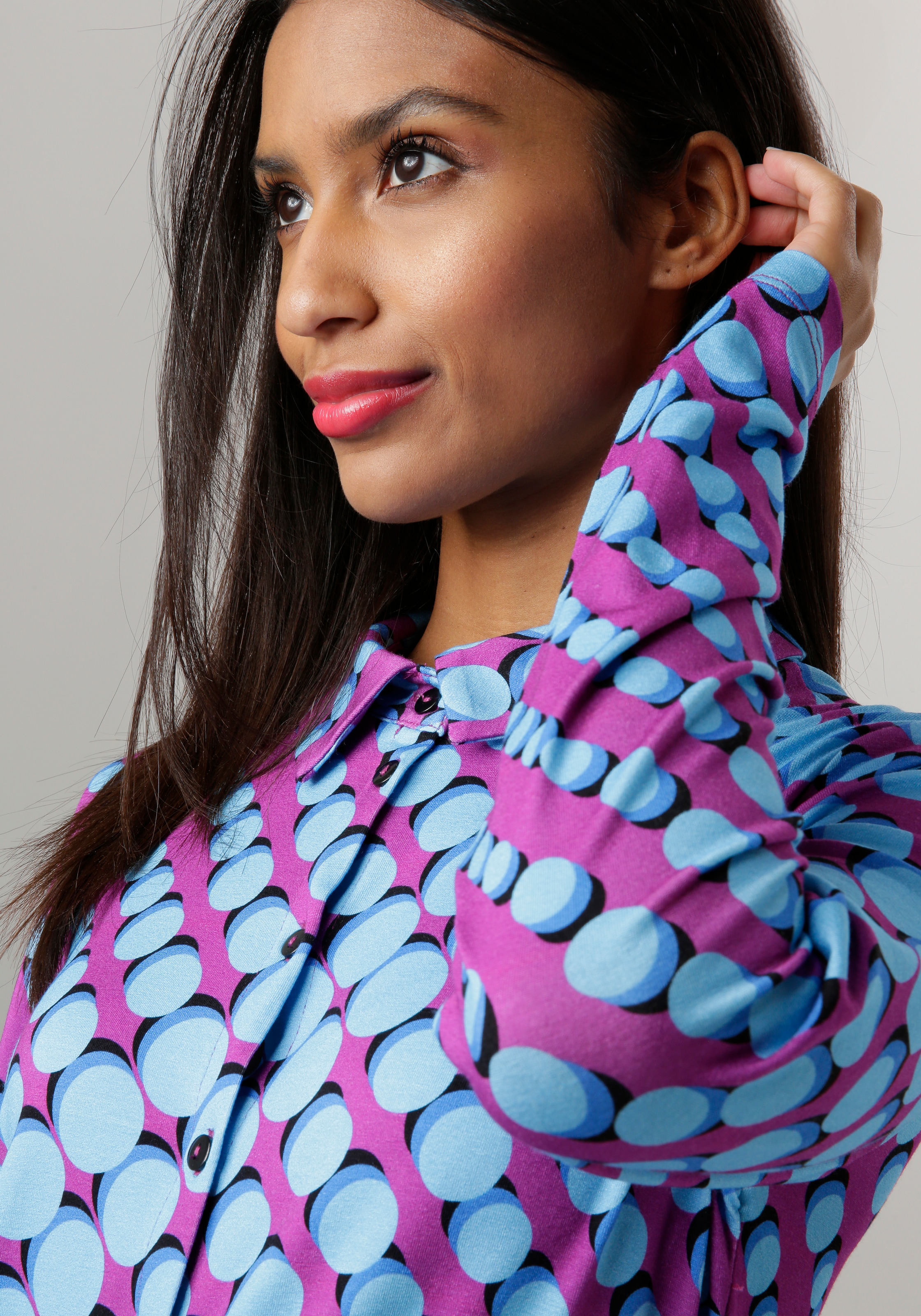 bestellen - elastischem aus online Hemdbluse, SELECTED Punktedruck Jersey, retro NEUE mit | Aniston Jelmoli-Versand KOLLEKTION