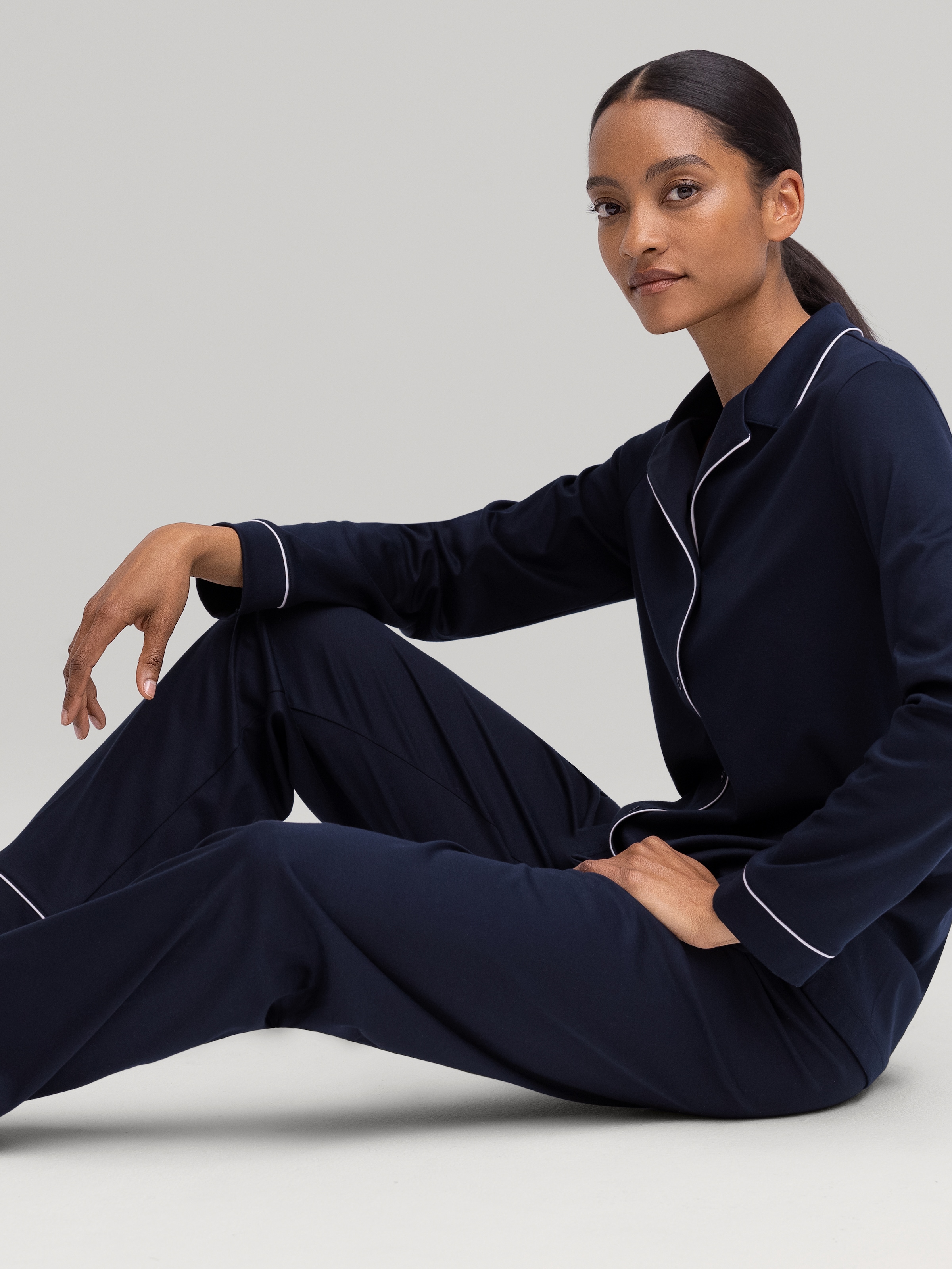 CALIDA Schlafanzug »Night Lovers«, (2 tlg.), Knopfleiste, Pure Cotton, Interlock-Qualität, Langarm