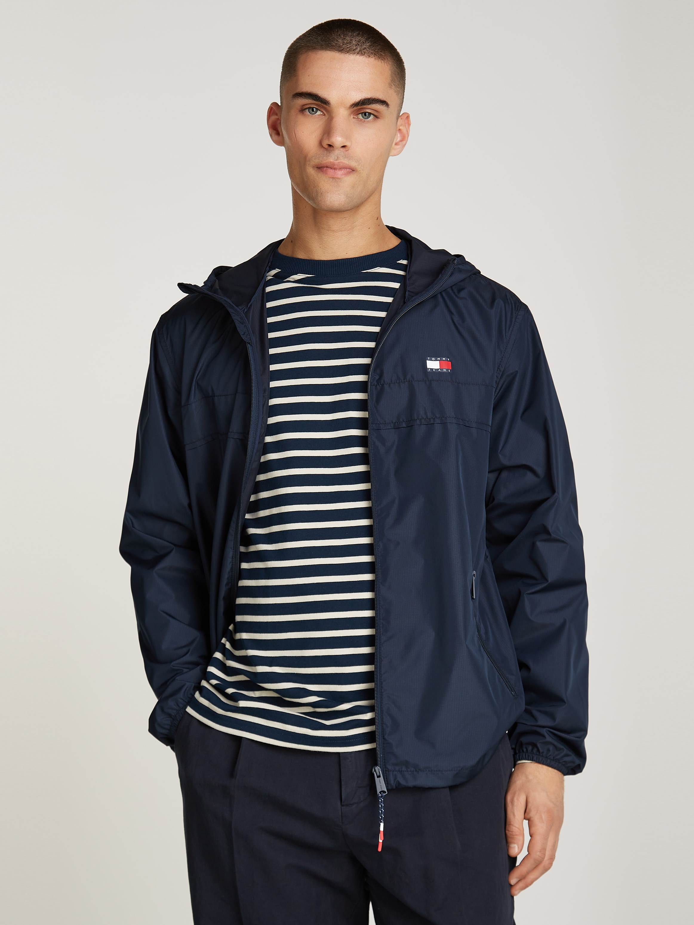 Tommy Jeans Outdoorjacke »TJM LW CHICAGO JACKET«, mit Kapuze, mit Logoprägung