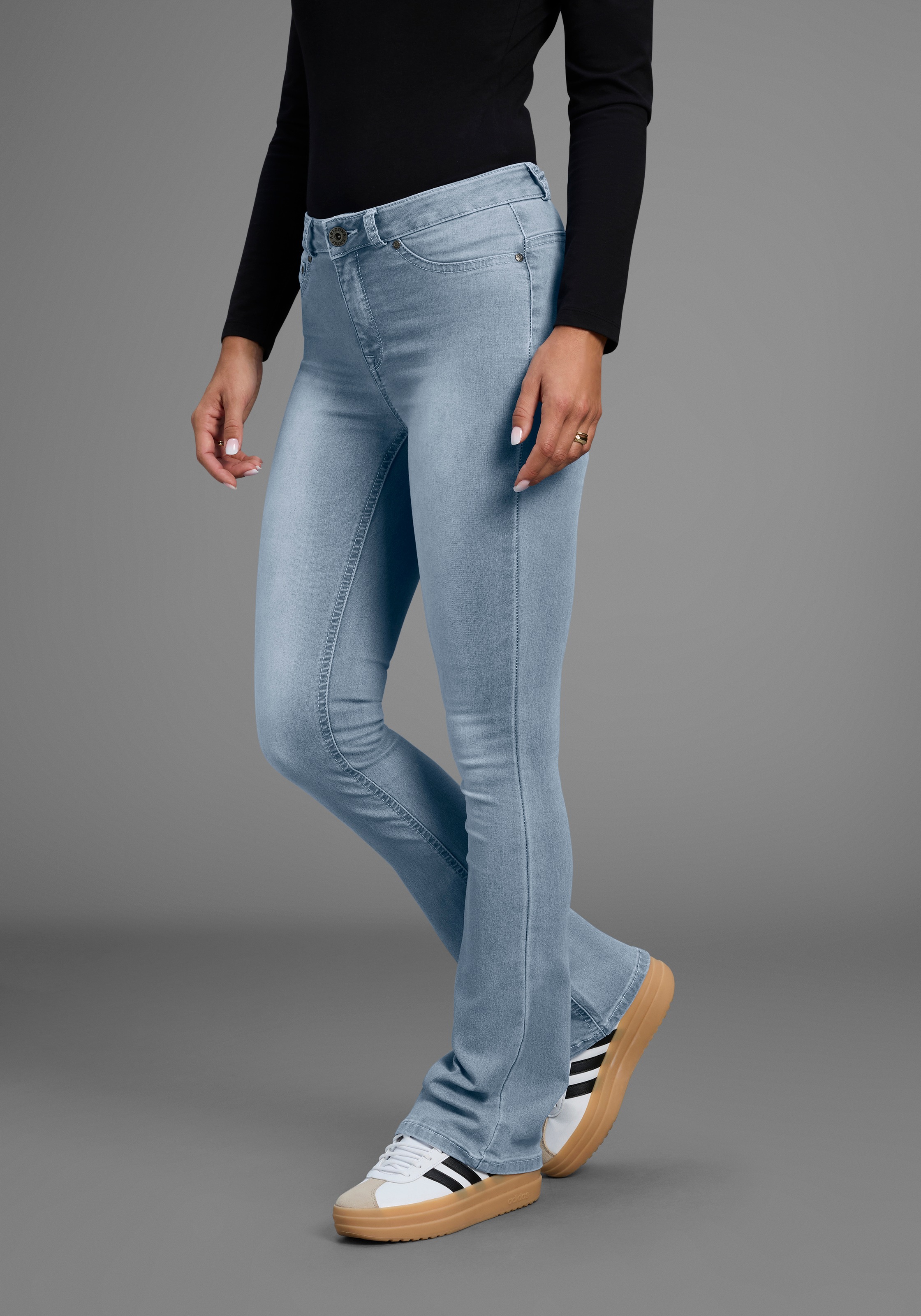Arizona Bootcut-Jeans »Ultra Stretch« ausgestellte Beinform, Used-Waschung, hohe Leibhöhe