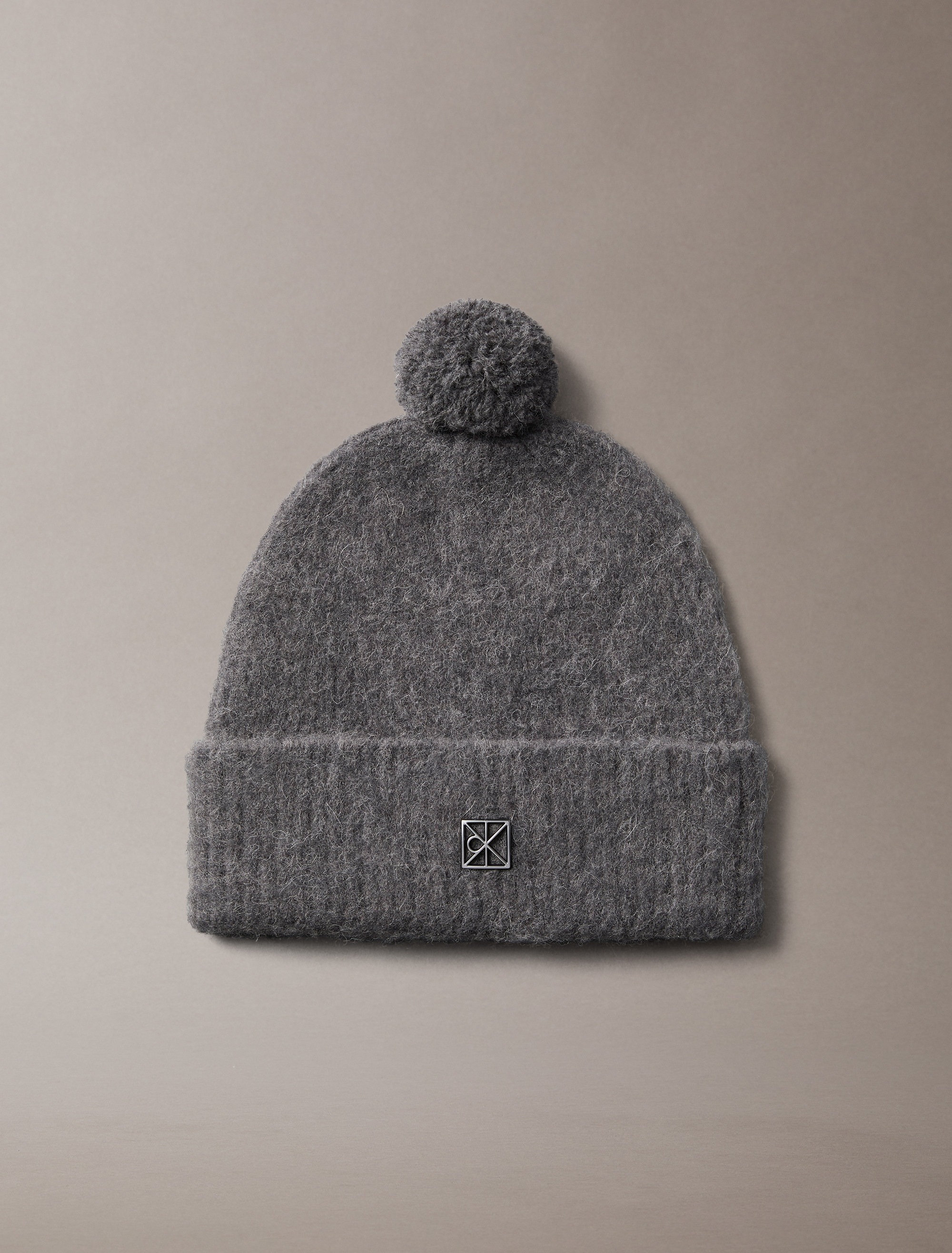 Calvin Klein Bommelmütze "EMBLEM BRUSHED POMPOM BEANIE" Perfekt für den Alltag