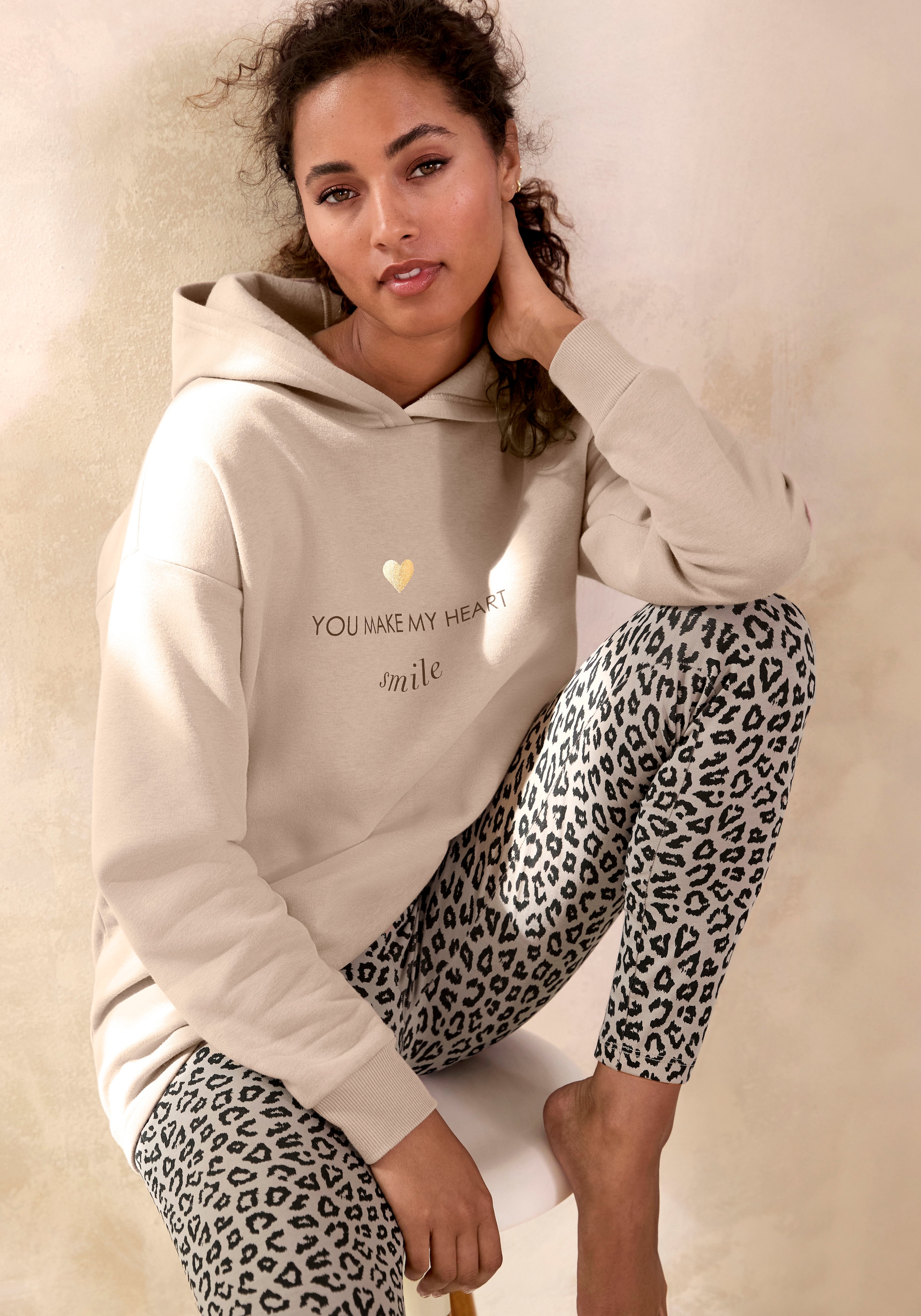 LASCANA Hoodie »/Kapuzenpullover/Loungpullover«, mit Print vorne