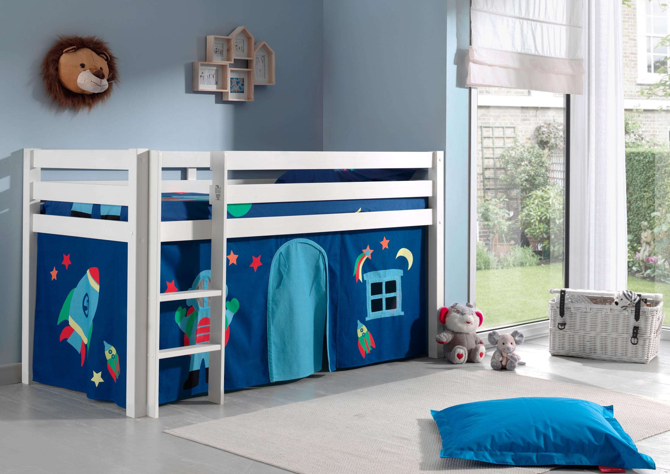 Vipack Hochbett »Pino, Spielbett massiv Kiefer, stabil gebaut, 3 Korpusfarben zur Wahl« inkl. Rolllattenrost, Leiter und Absturzschutz, mit oder ohne Rutsche, Textil-Set "Astronaut", inkl. Vorhang, mit oder ohne Tunnel