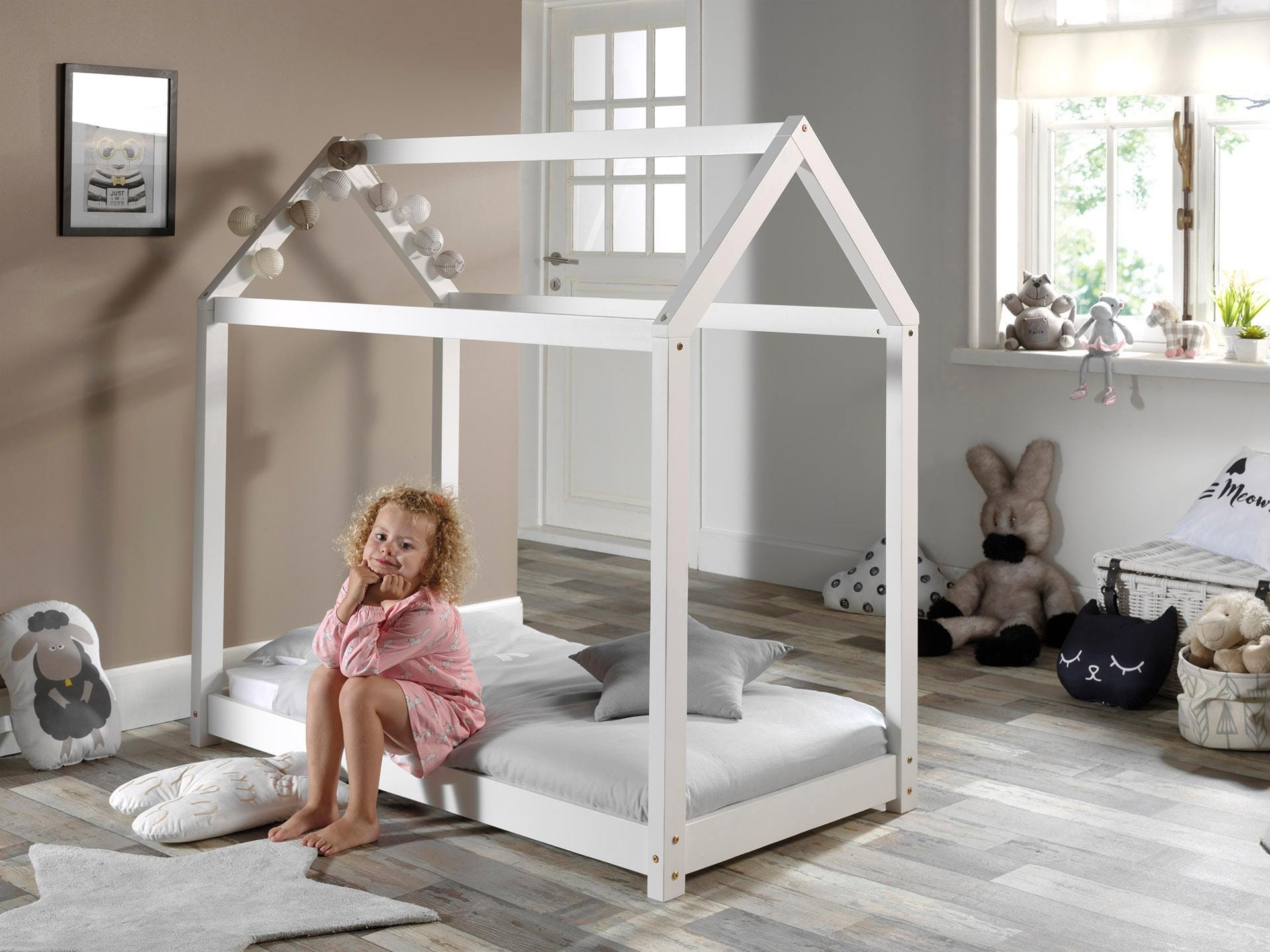 Vipack Kinderbett »Cabane, Kiefer massiv, Made in Europe, inklusive Rolllattenrost«, (wahlweise in 2 Farben und 2 Grössen erhältlich), Bodenfreiheit ca. 2,5 cm zur besseren Belüftung, stabil gebaut