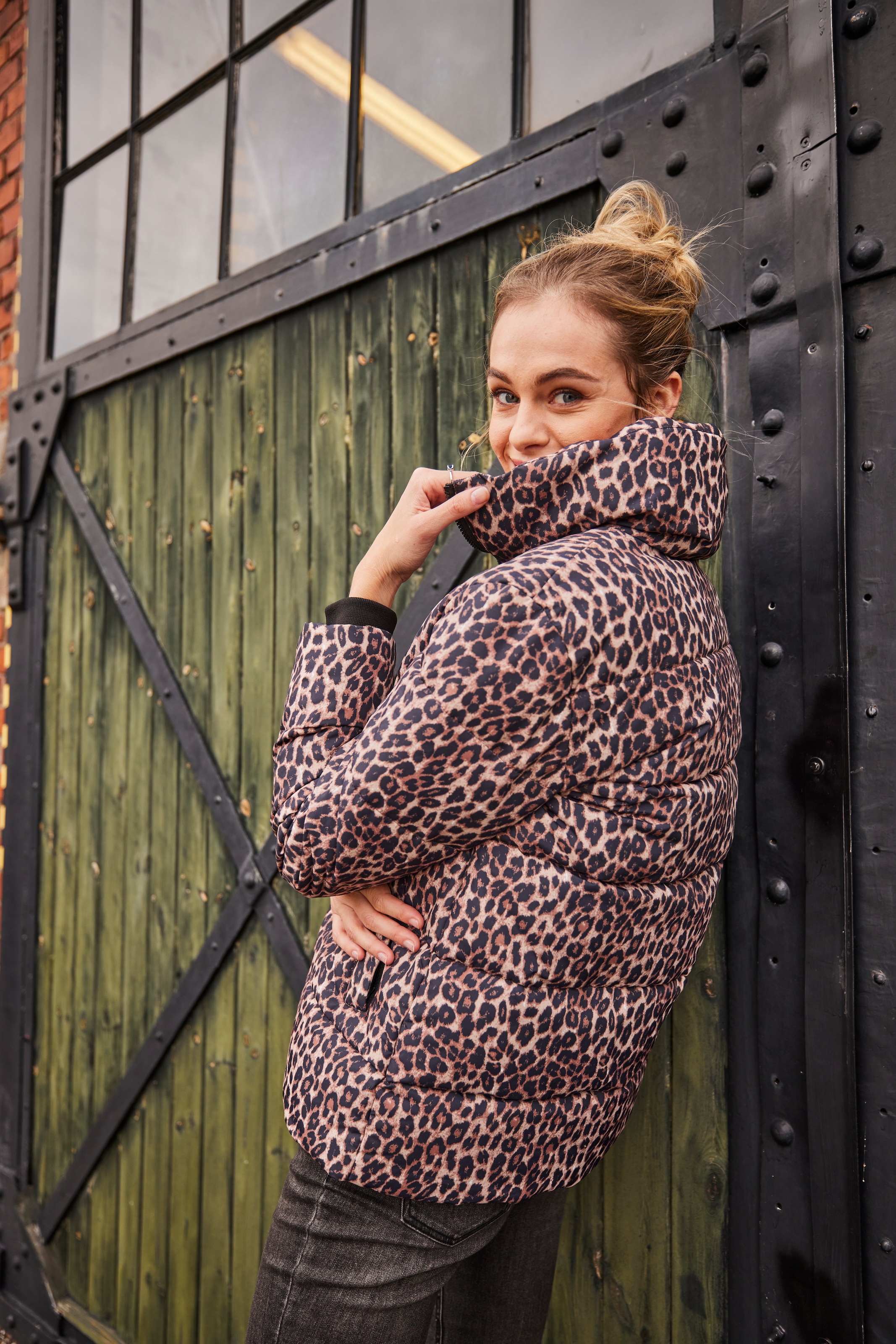 Aniston CASUAL Steppjacke, im trendigen Leo-Print - NEUE KOLLEKTION