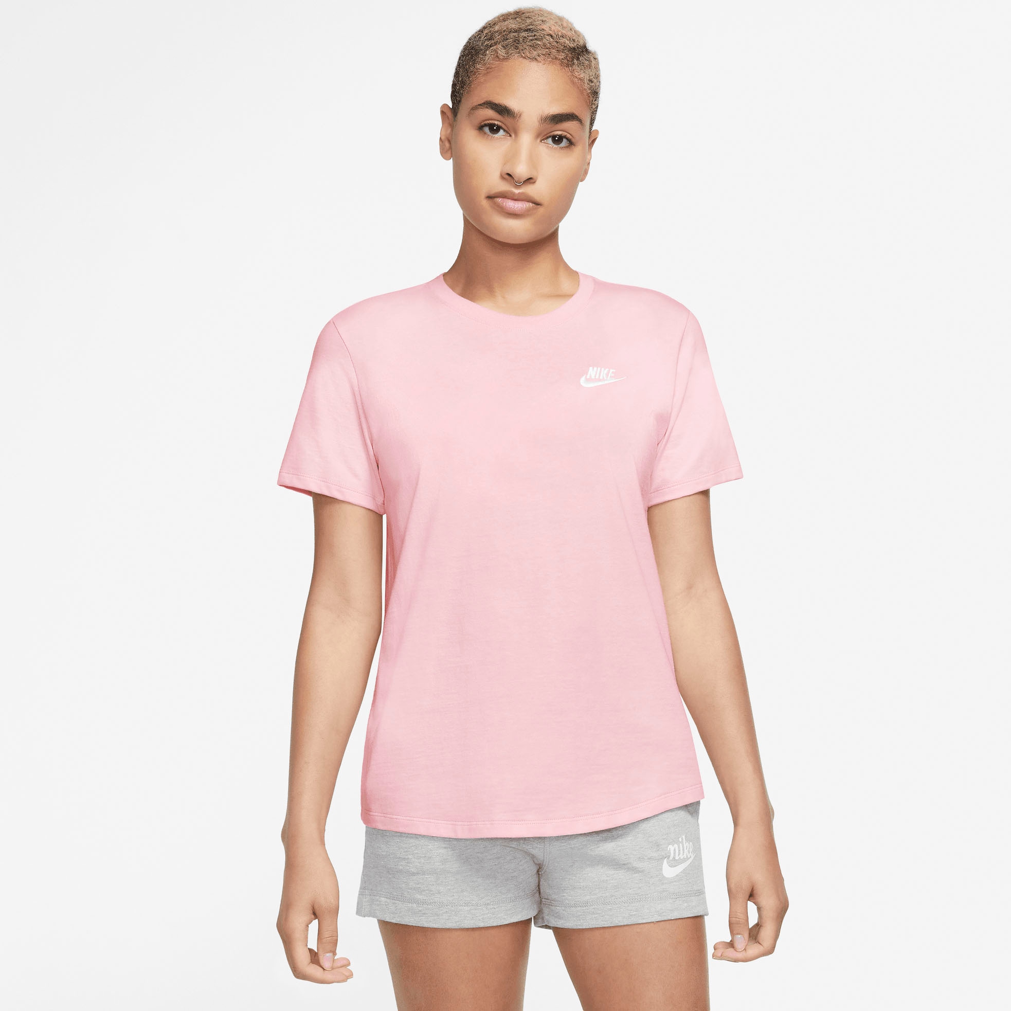 Nike Sportswear T-Shirt »CLUB ESSENTIALS WOMEN\'S T-SHIRT« online kaufen bei  Jelmoli-Versand Schweiz | Sport-T-Shirts