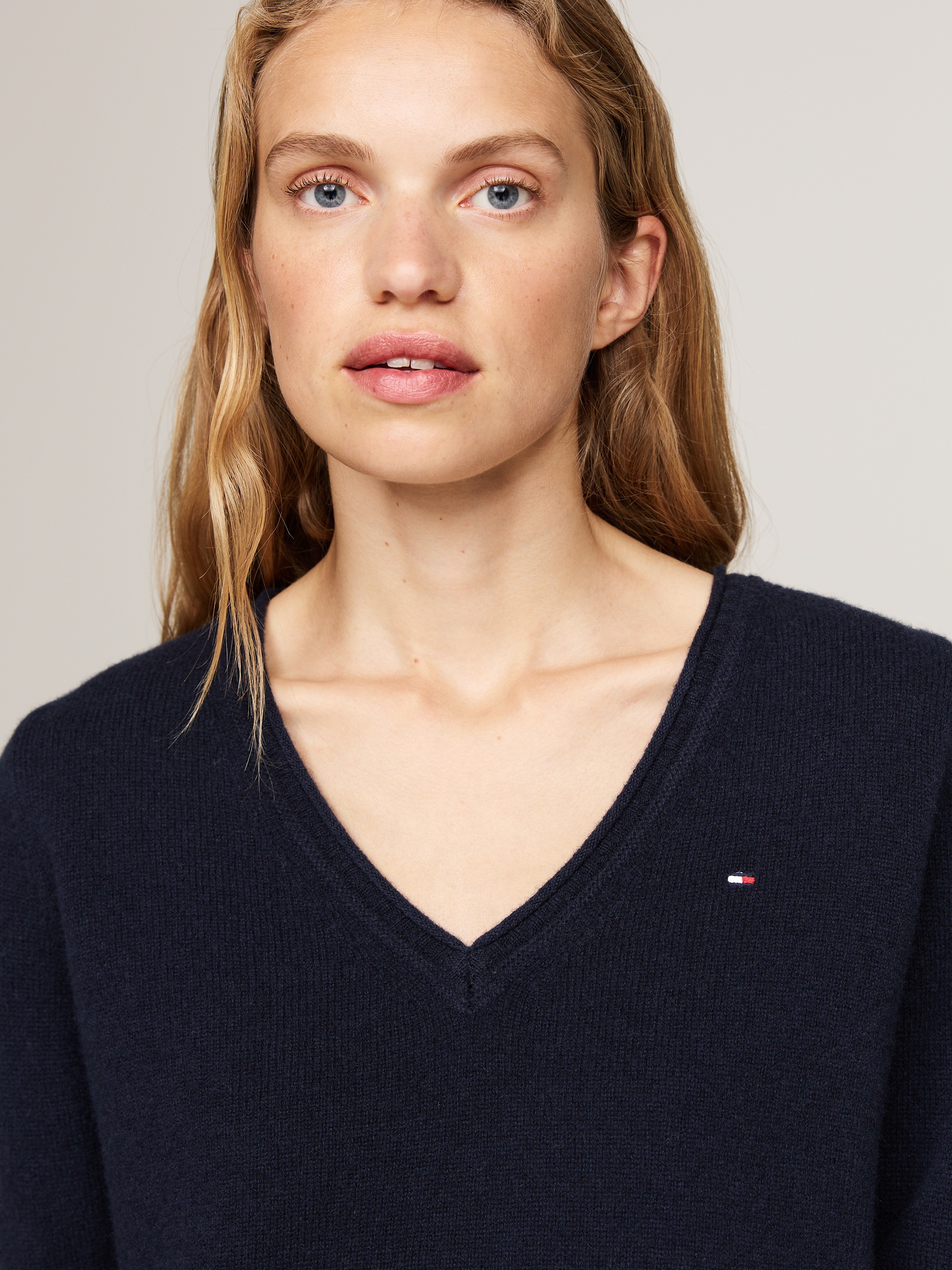Tommy Hilfiger Strickpullover »SOFT WOOL V-NK SWEATER«, aus reiner Wolle