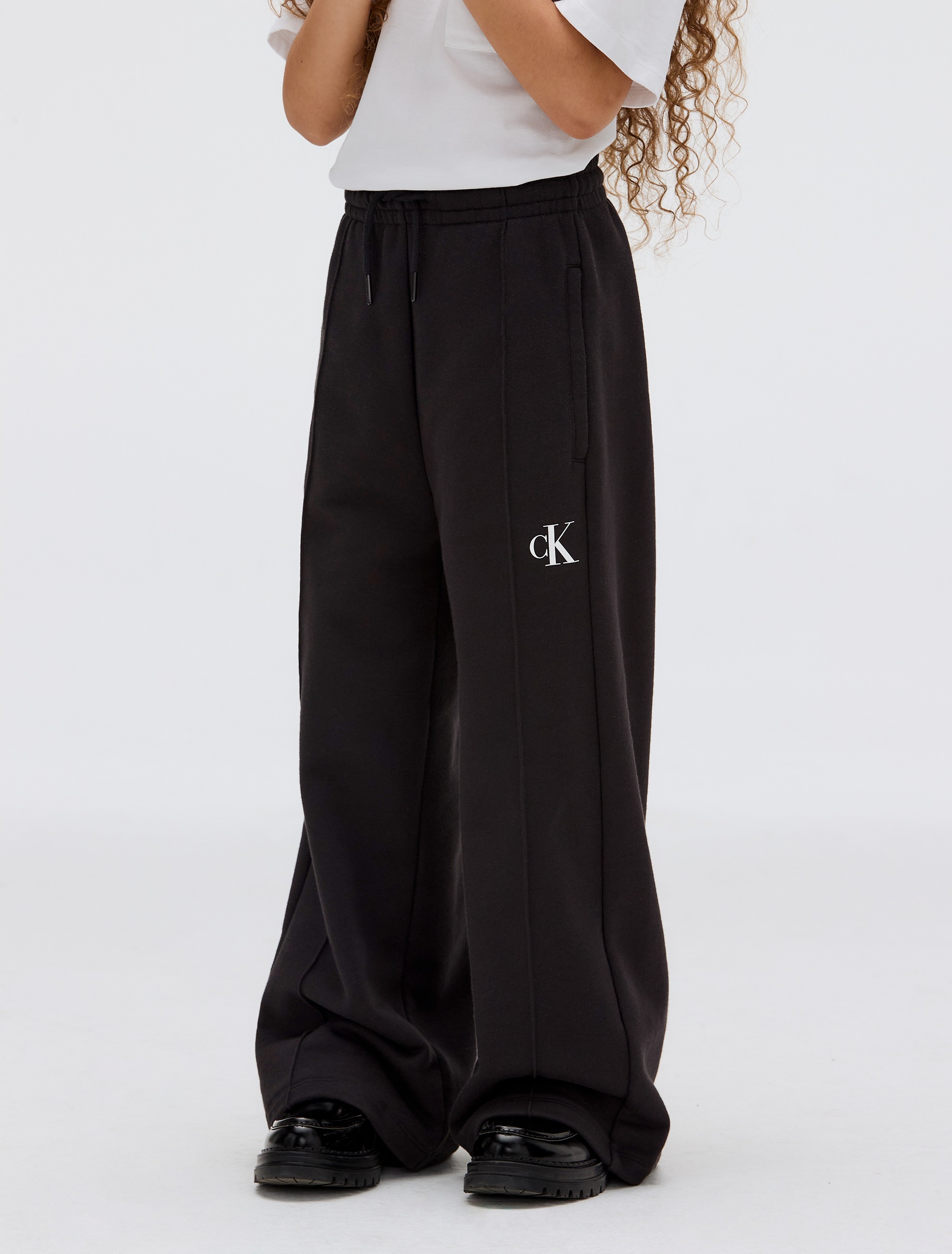 Calvin Klein Jeans Sweathose »CK LOGO WIDE LEG SWEATPANTS« mit Biesendetails vorne