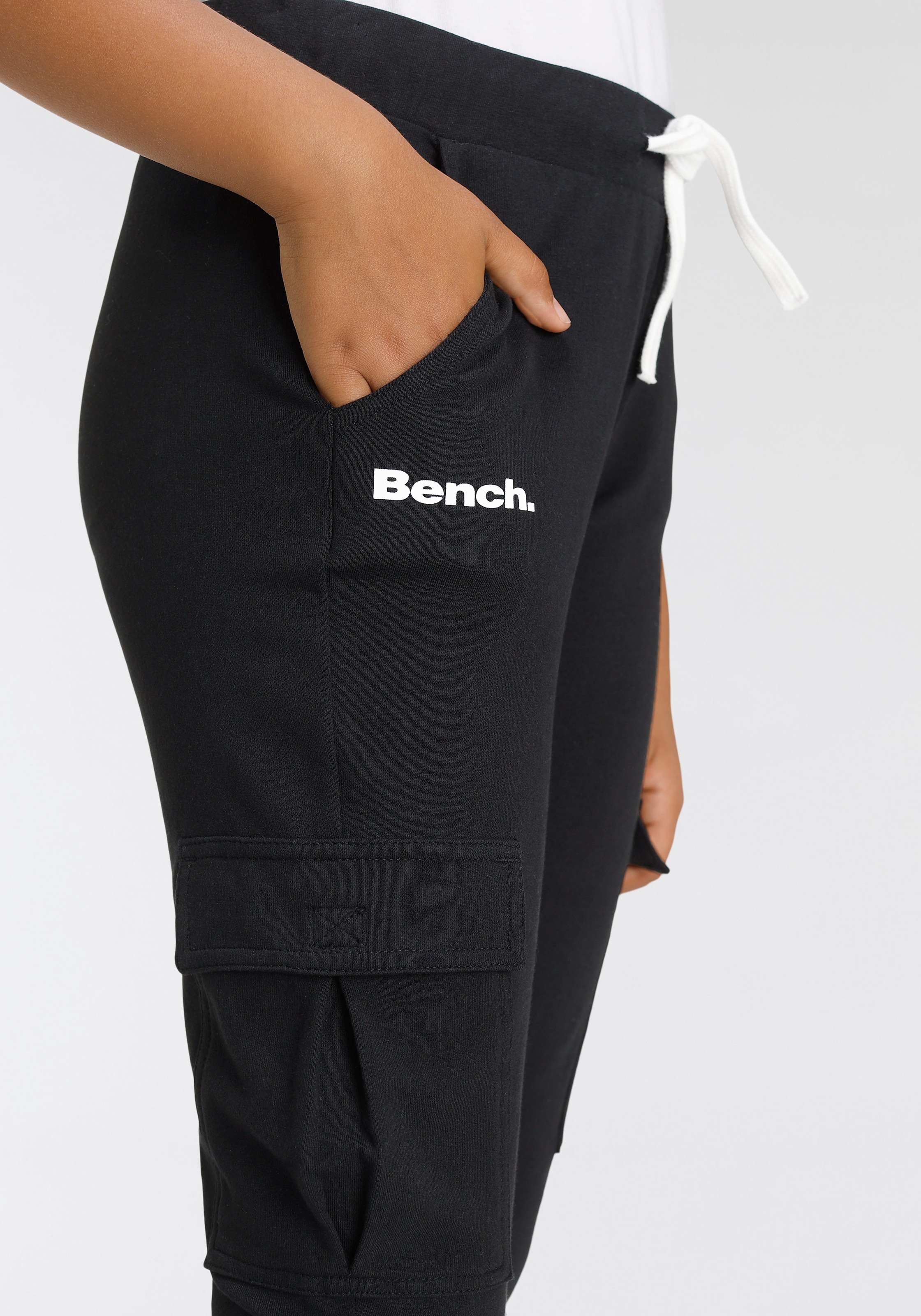 Bench. Sweathose, mit seitlichen Cargotasche