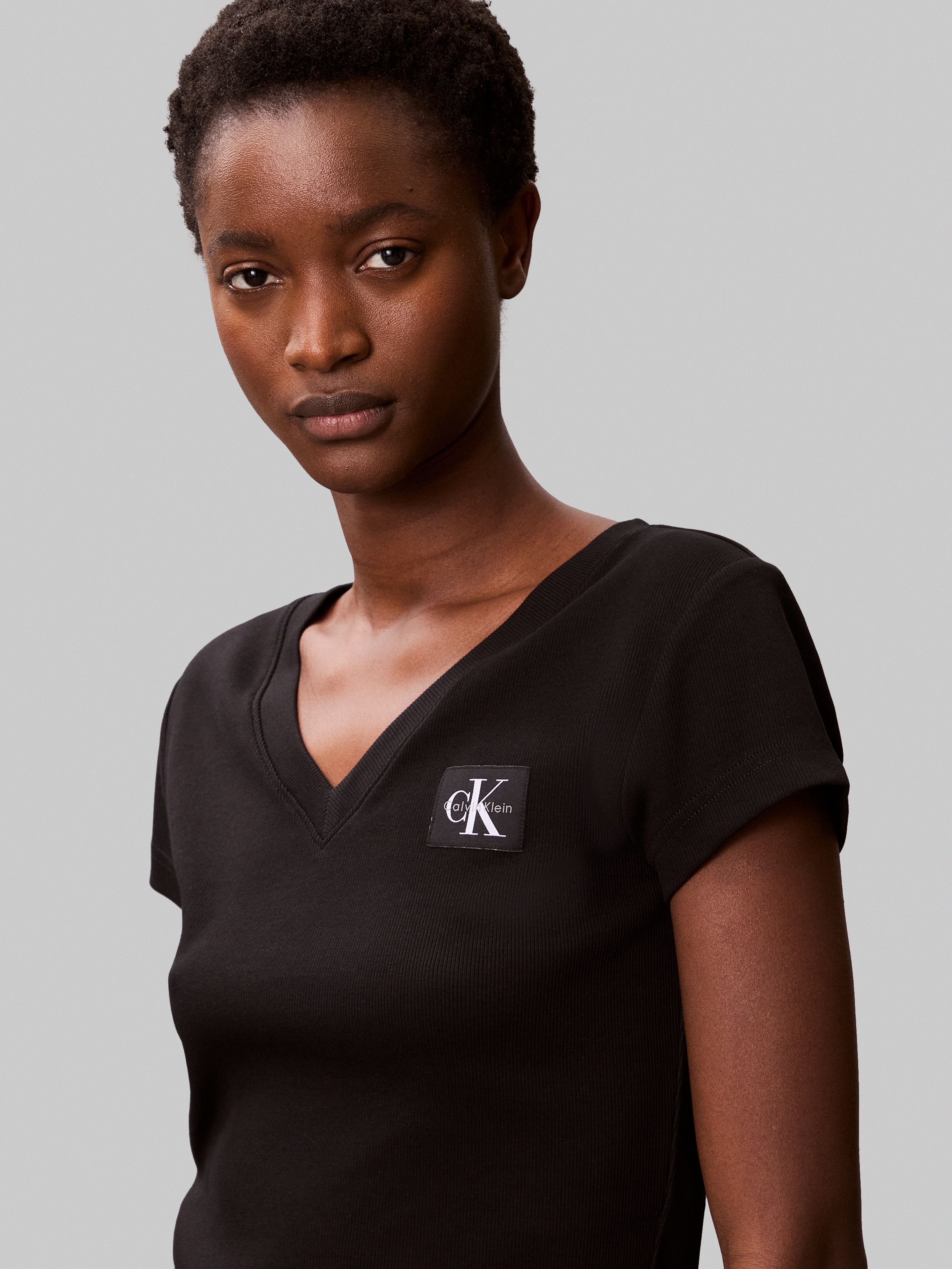 Calvin Klein Jeans T-Shirt »A- SS WOVEN LABEL RIB VNECK TEE«, mit gewebtem Label