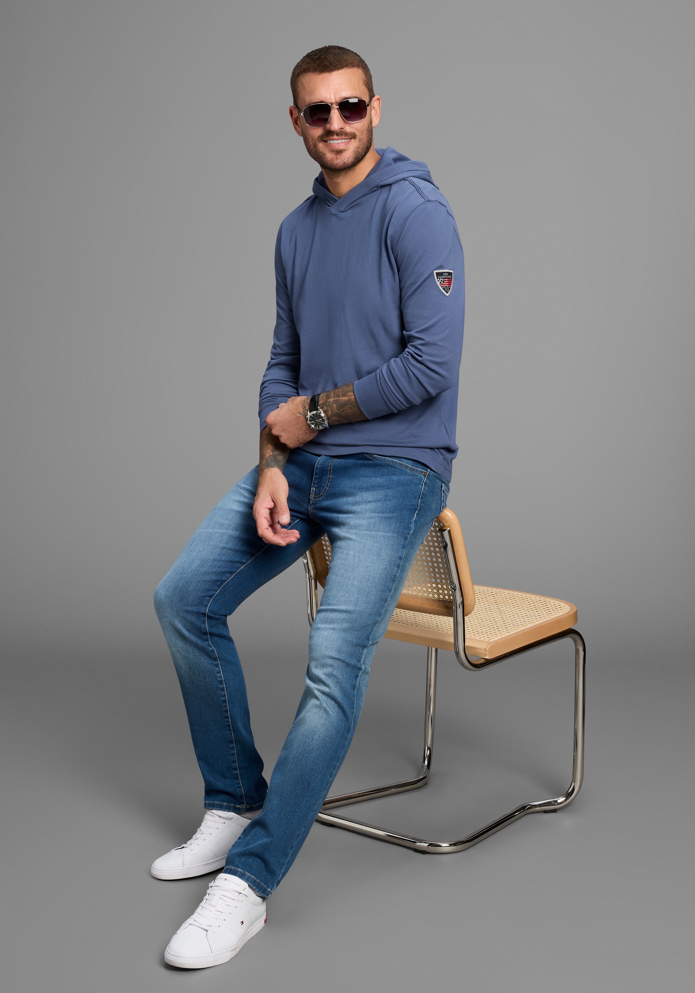 DELMAO Kapuzenshirt "Neue Kollektion" mit Badge am Ärmel