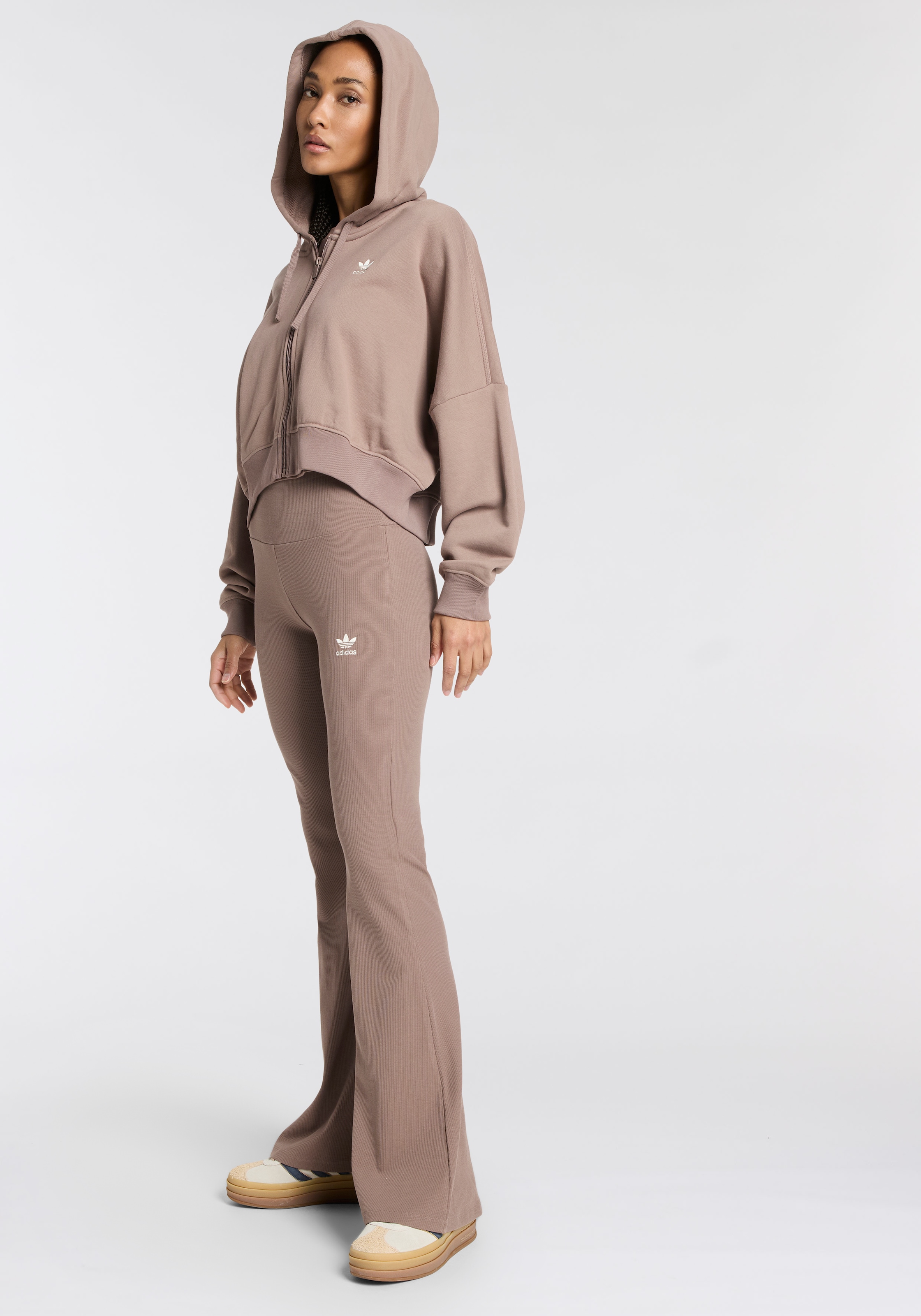 adidas Originals Leggings »ESS FL LEGGINGS«, (1 tlg.), mit ausgestelltem Bein und Ripp Optik, hoher Bund