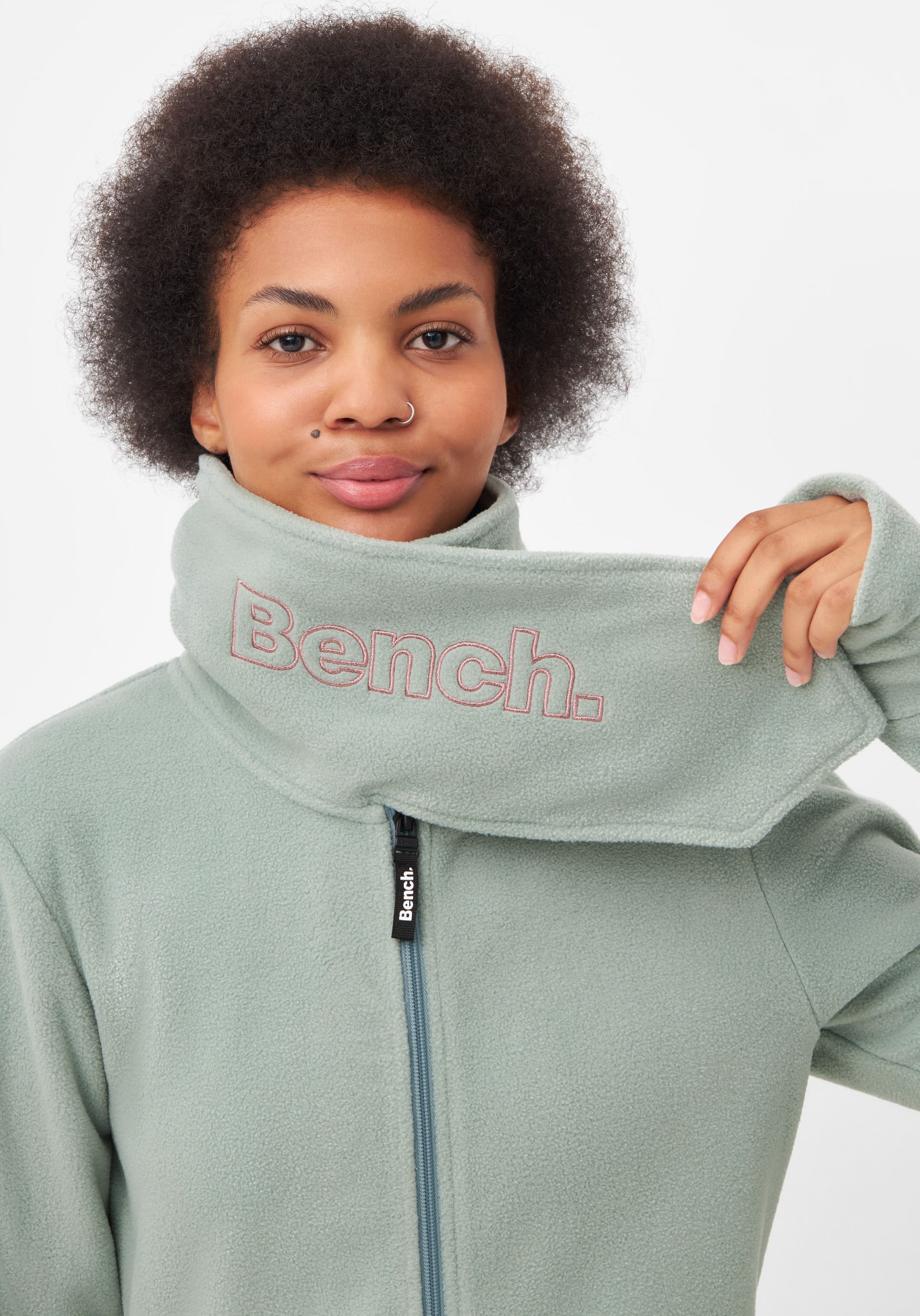 Bench. Fleecejacke »FUNNEL«, (1 St.), ohne Kapuze, mit Glitzerstickerei