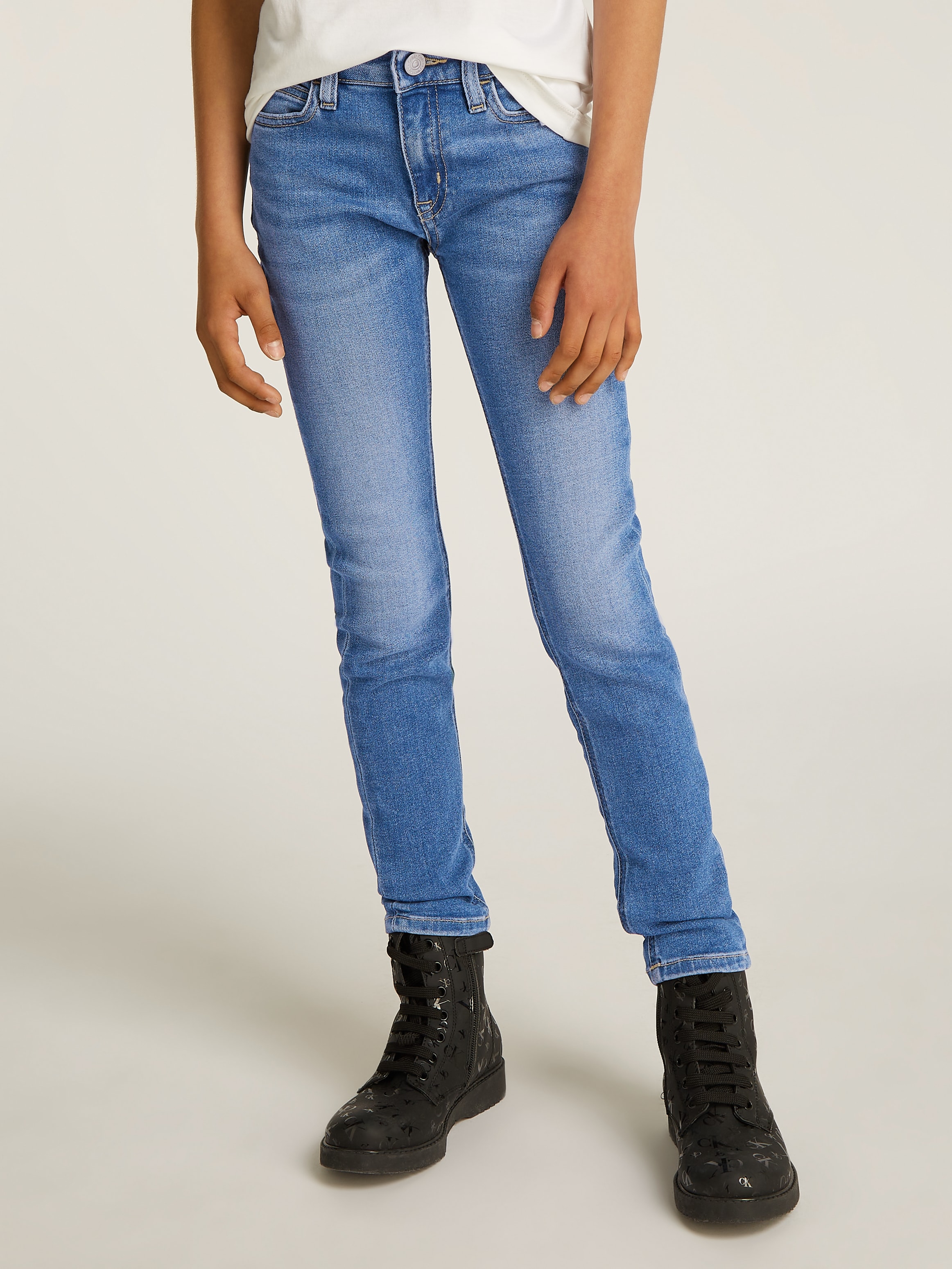 Calvin Klein Jeans Skinny-fit-Jeans »MR SKINNY ESS WASHED BLUE DENIM«, für Kinder bis 16 Jahre mit Logopatch