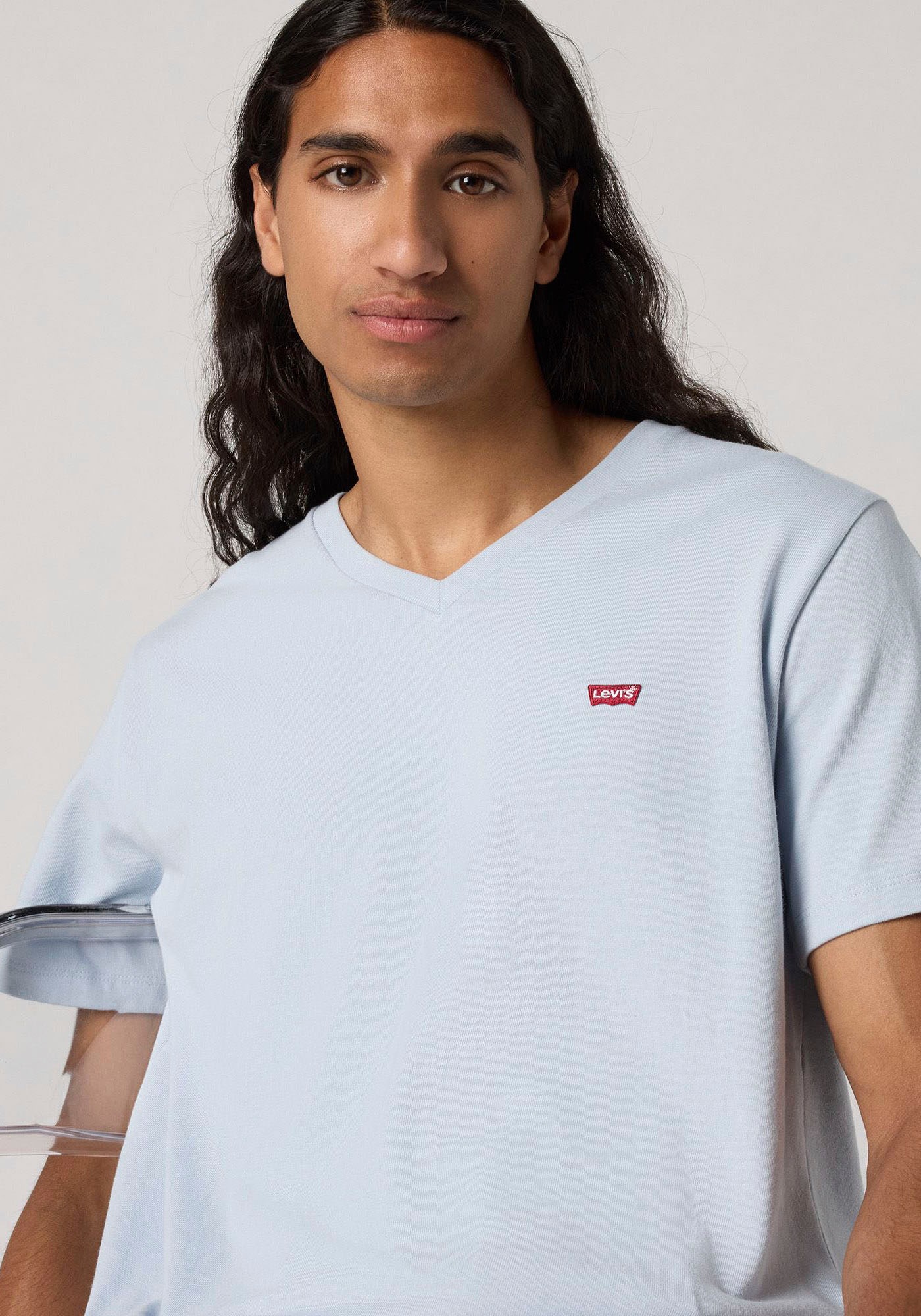 Levi's® V-Shirt »LE ORIGINAL HM VNECK«, mit Logostickerei