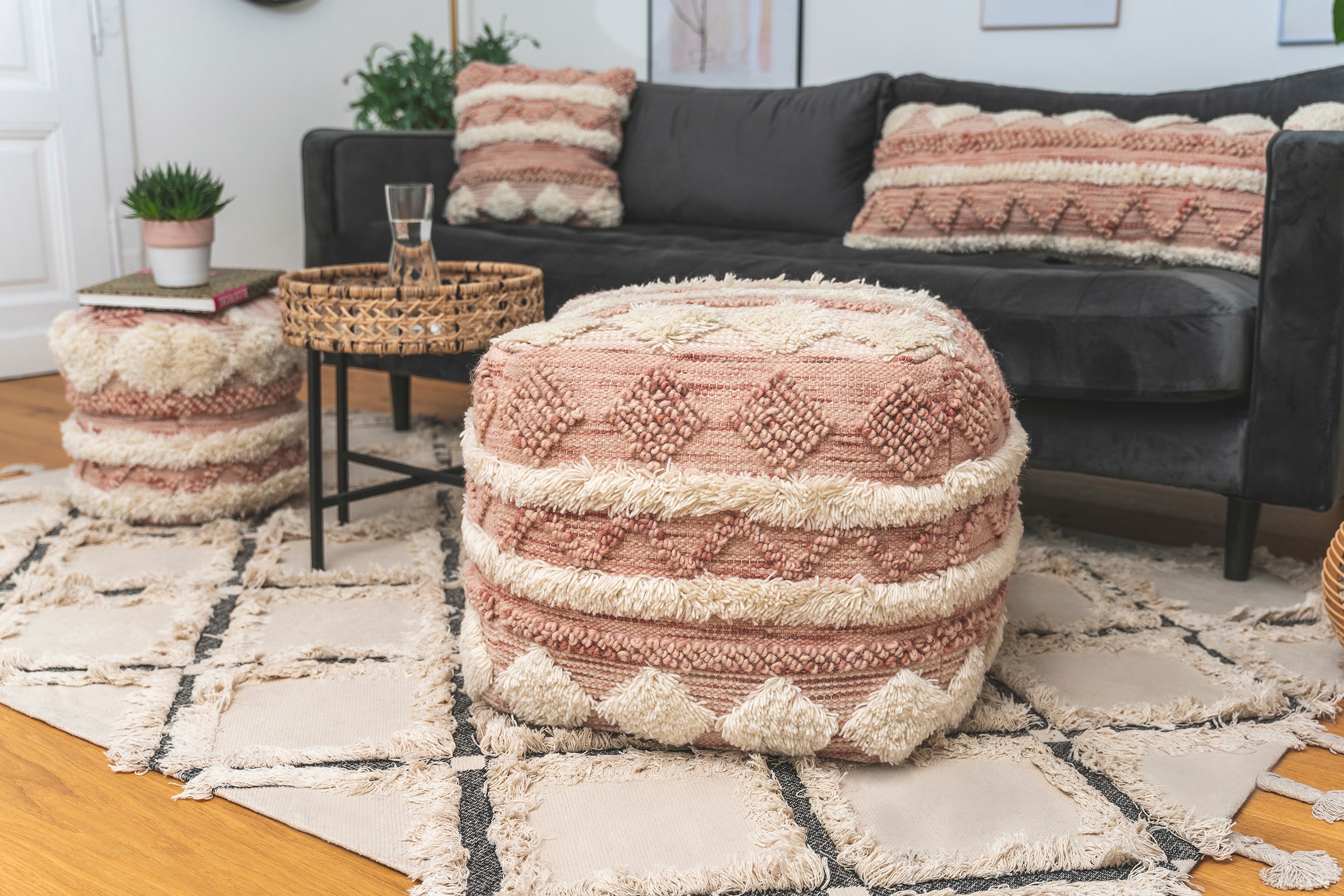 Kayoom Pouf »Bohist 225 50cm x 50cm,  Strukturen mit Fransen und Quasten«, (1 St.), handgefertigt, Unikat, sehr gut kombinierbar, vielfältig im Einsatz