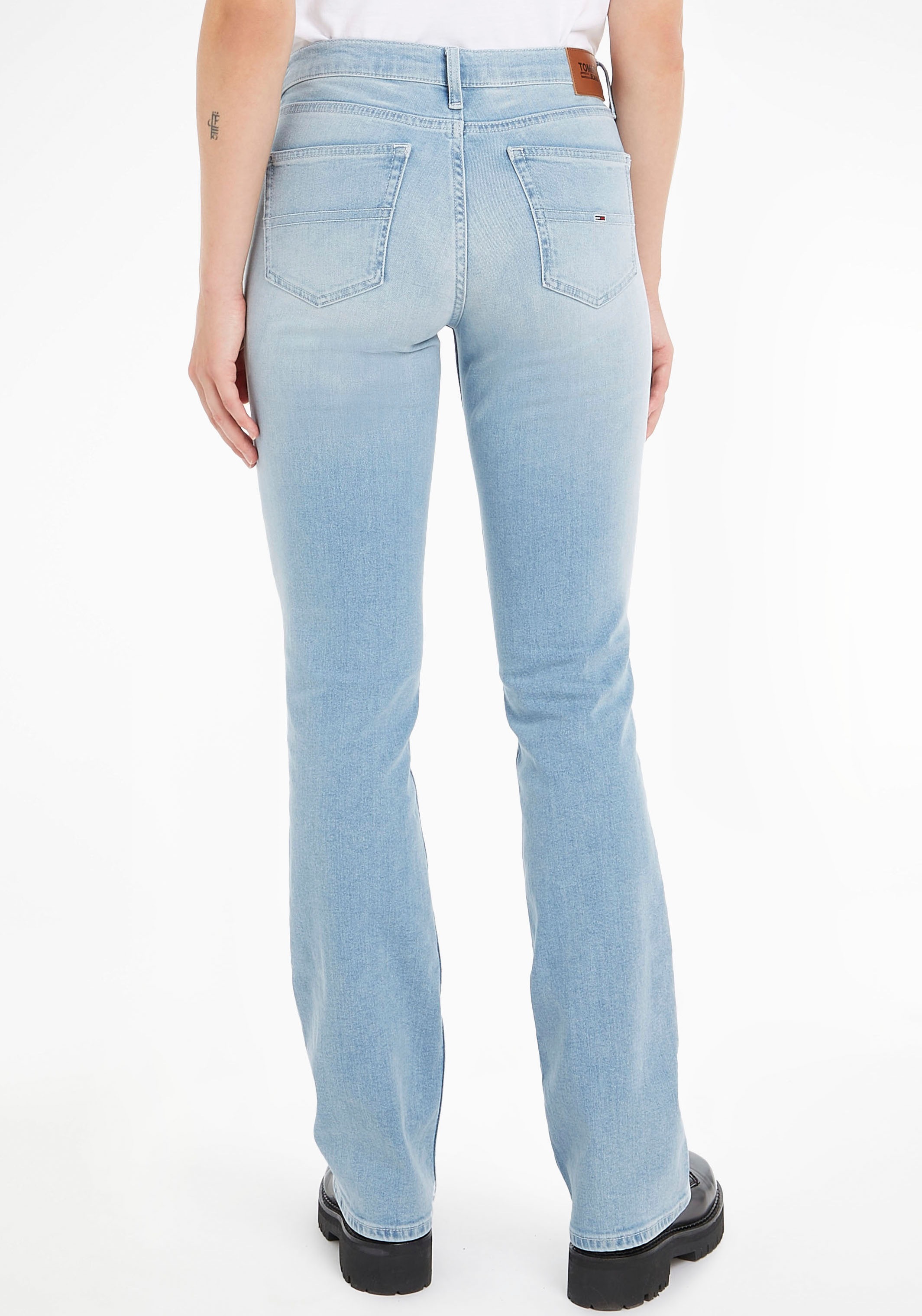 Tommy Jeans Bootcut-Jeans »MADDIE Jeans Leder-Badge | Jelmoli-Versand online BOOTCUT shoppen am Bund Tommy BG1112«, mit
