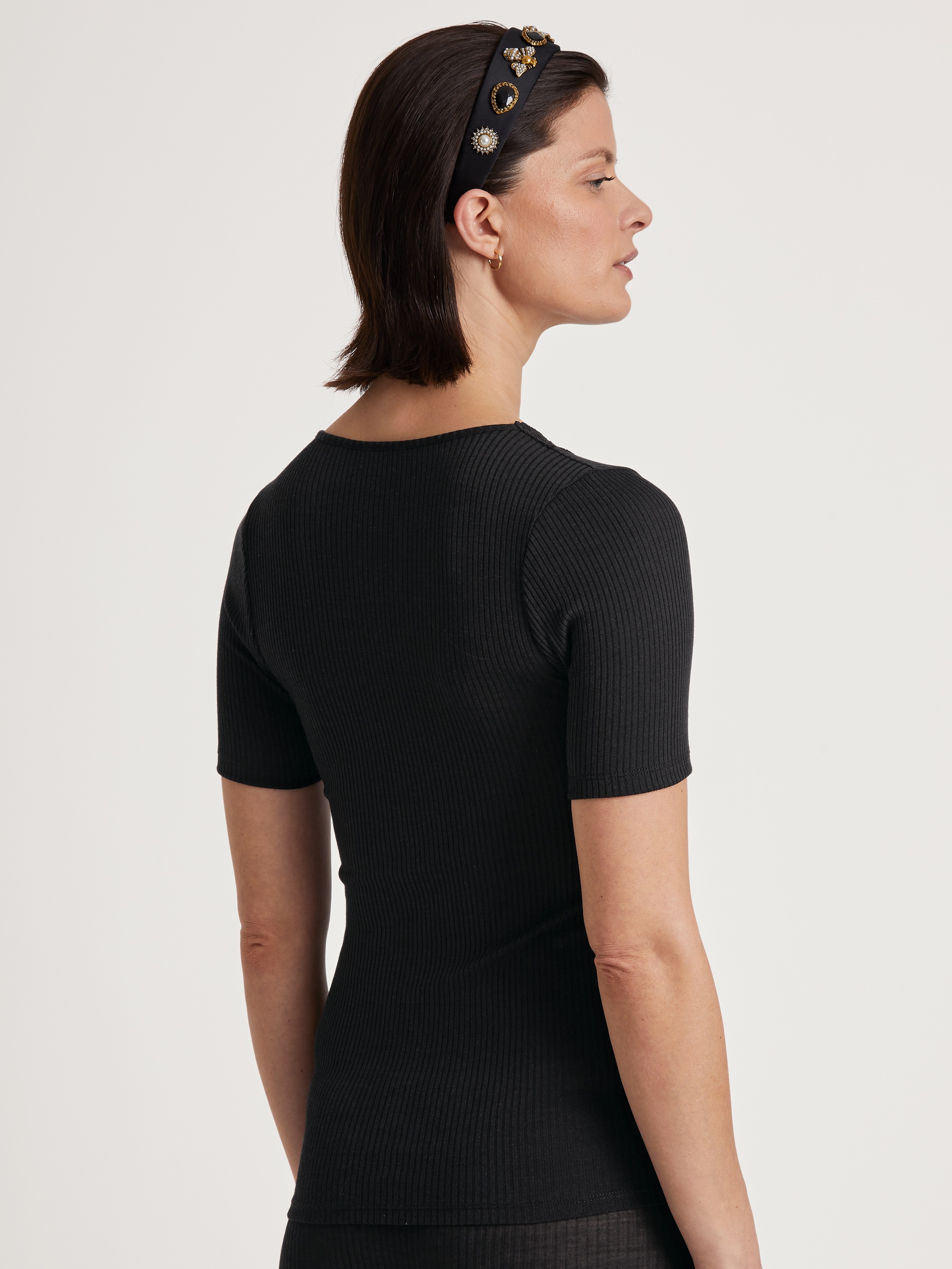 CALIDA Kurzarmshirt »Silky Wool Joy«, florale Spitze, V-Ausschnitt, Feinripp-Qualität, wärmend, weich