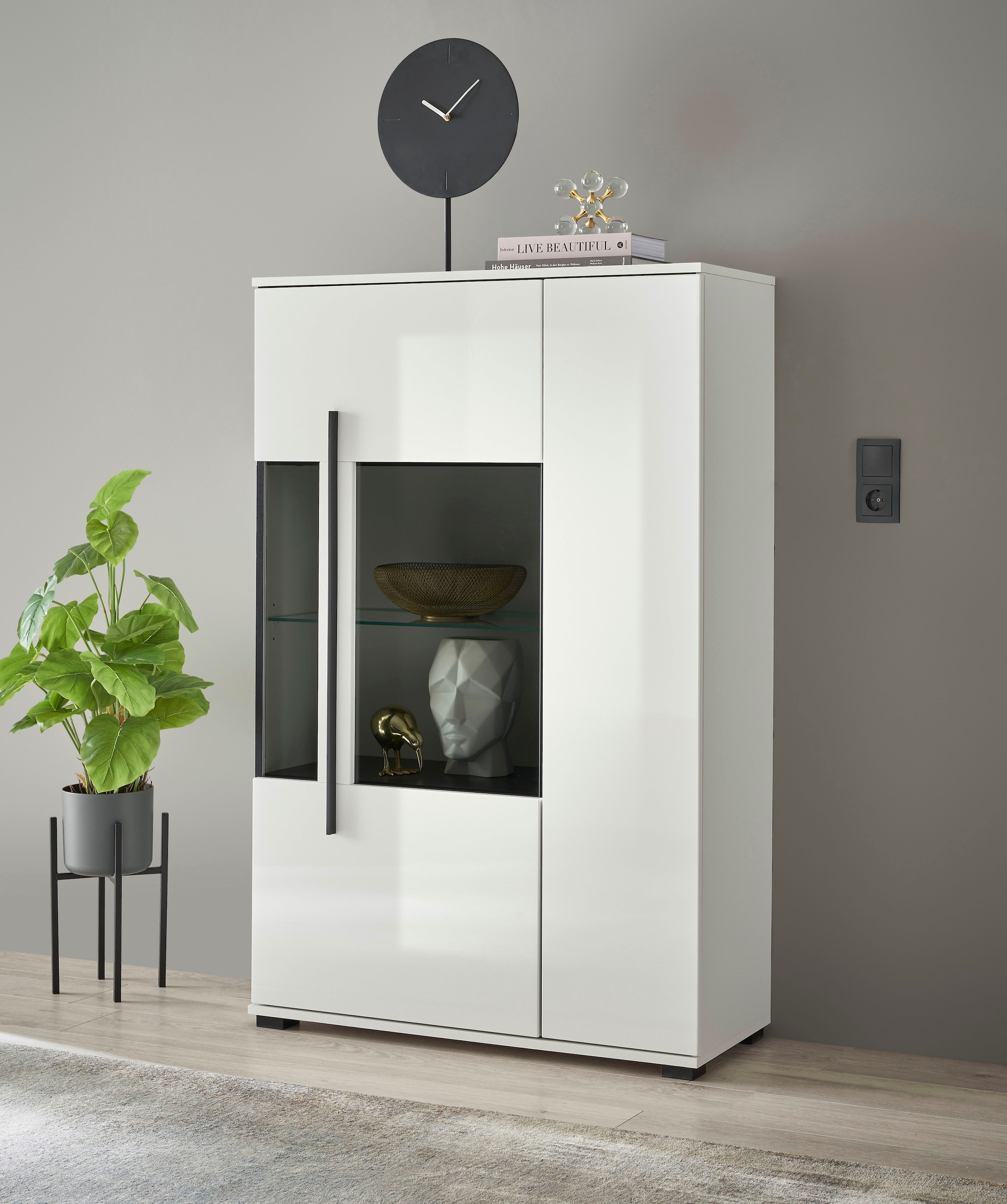 INOSIGN Vitrine »Cantara, Vitrinenschrank in Eiche Evoke oder weiss, Standvitrine«, schwarzer Stangengriff, ausreichend Stauraum, vielseitig einsetzbar