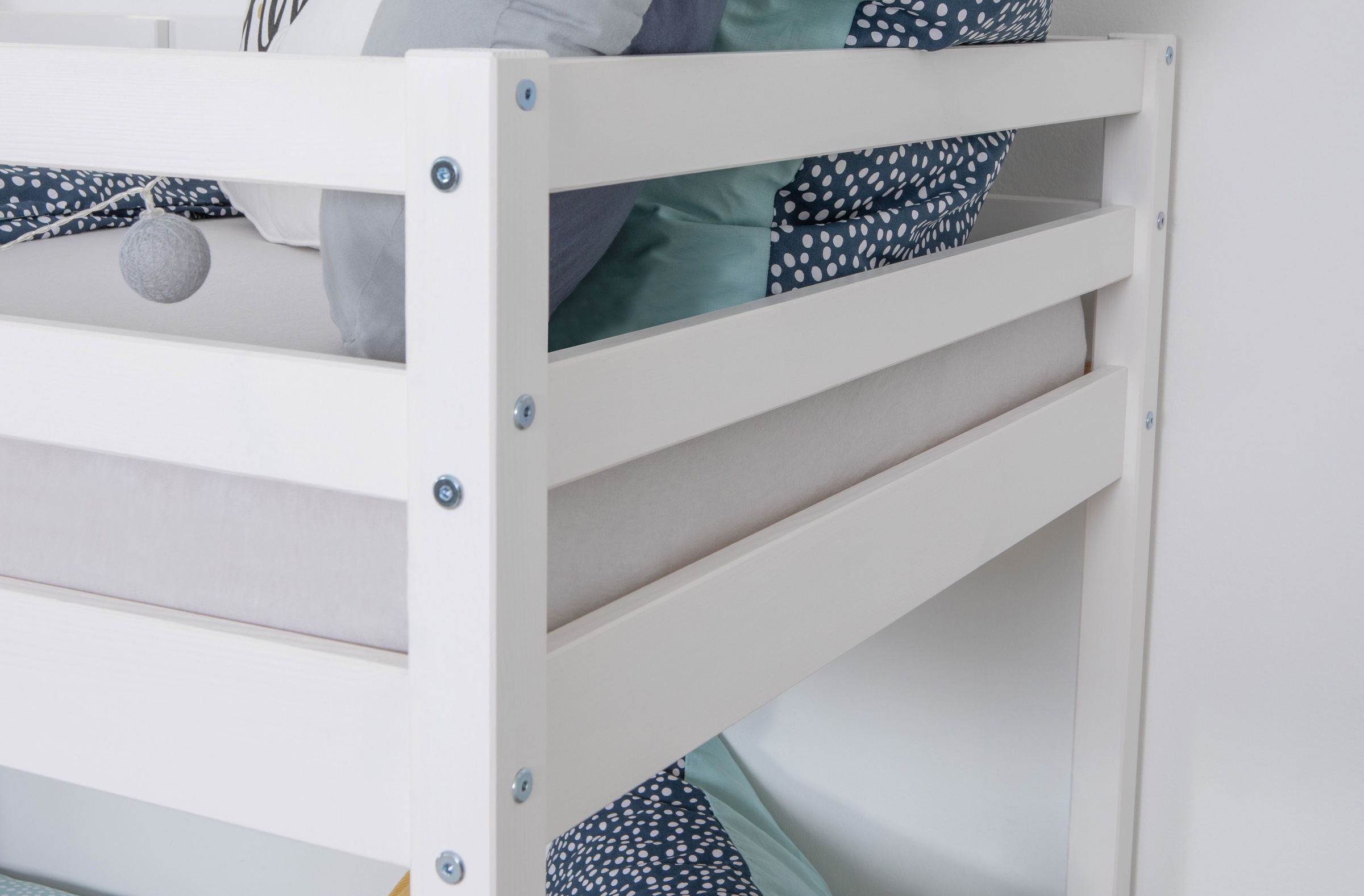 Ticaa Kinder-Etagenbett »René, FSC® zertifiziertes Massivholz, mit Trittleiter + Rundum-Absturzschutz, in natur und weiss lieferbar