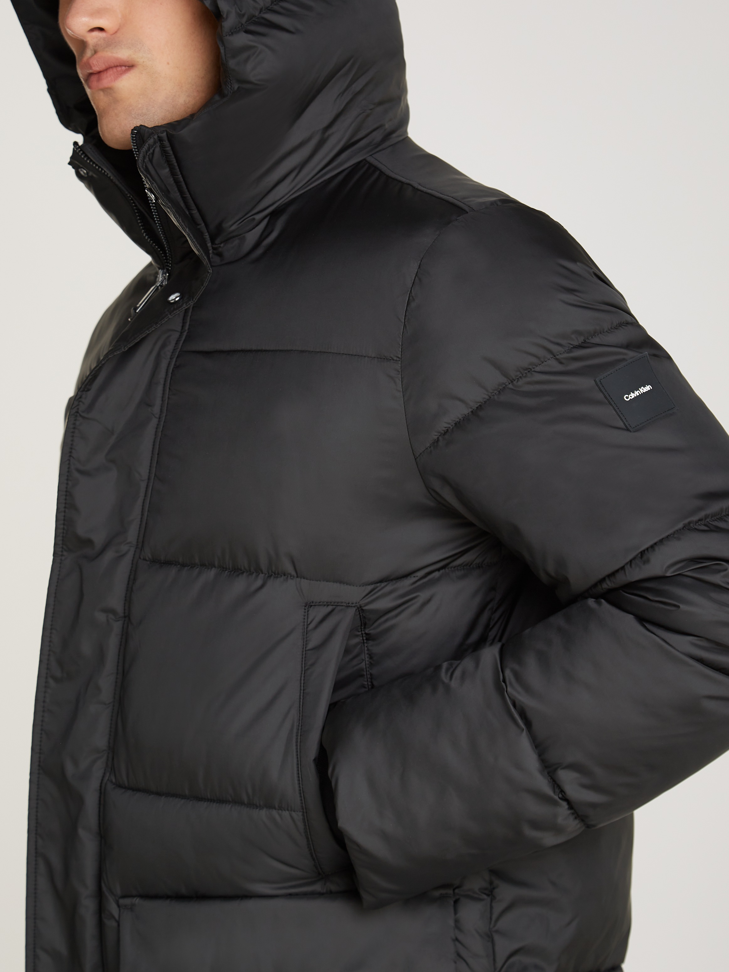 Calvin Klein Kurzmantel »LONG HOODED QUILT PUFFER MW«, mit Logopatch