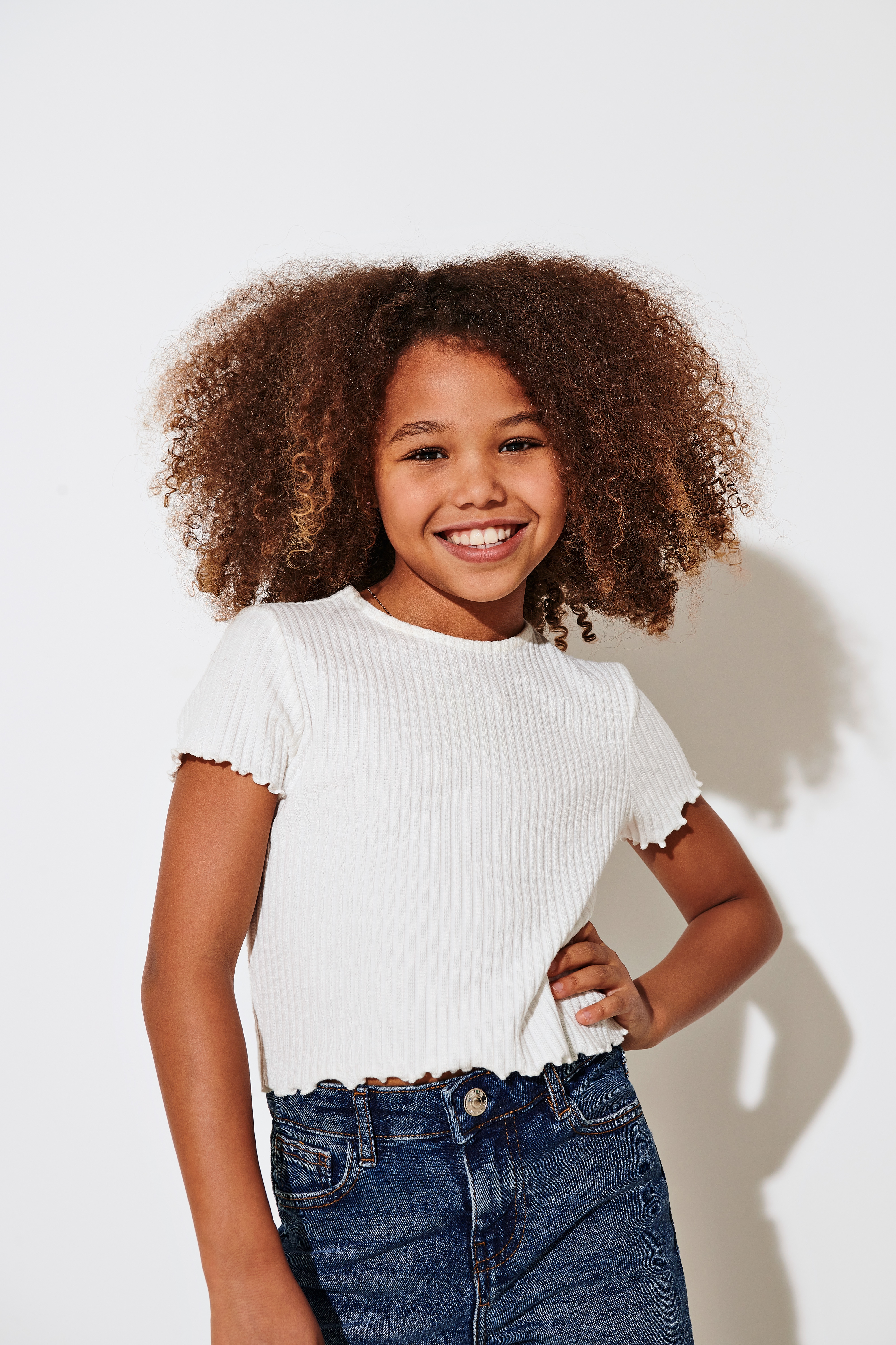 KIDS ONLY T-Shirt "KONNELLA S/S O-NECK TOP" in verkürzter Länge und mit tollen Wellen-Säumen