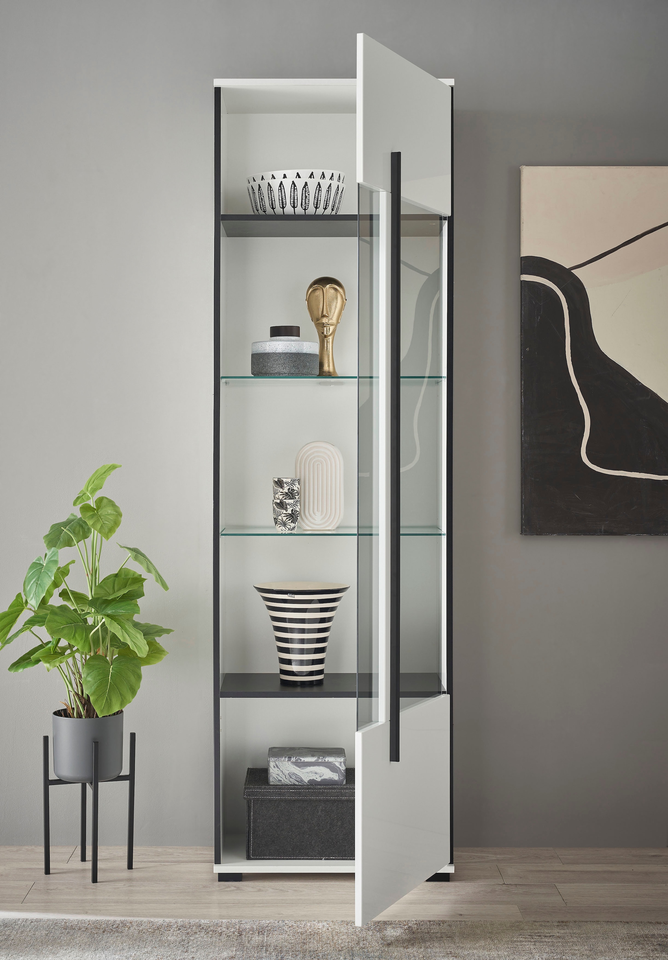 INOSIGN Vitrine »Cantara, Vitrinenschrank in Eiche Evoke oder weiss, Standvitrine«, schwarzer Stangengriff, ausreichend Stauraum, vielseitig einsetzbar