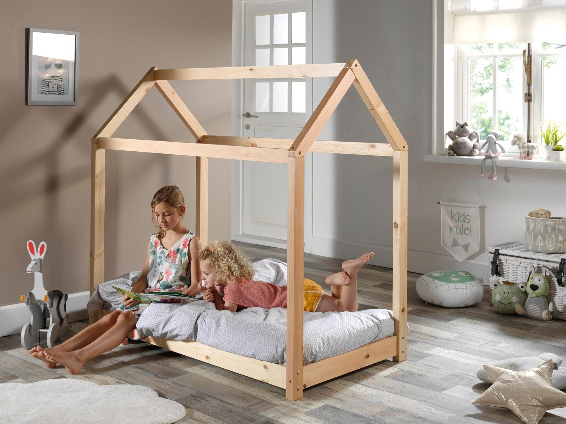 Vipack Kinderbett »Cabane, Kiefer massiv, Made in Europe, inklusive Rolllattenrost«, (B/H/T ca. 206x143x98cm, wahlweise in 2 Farben und 2 Grössen erhältlich), Bodenfreiheit ca. 2,5 cm zur besseren Belüftung, stabil gebaut