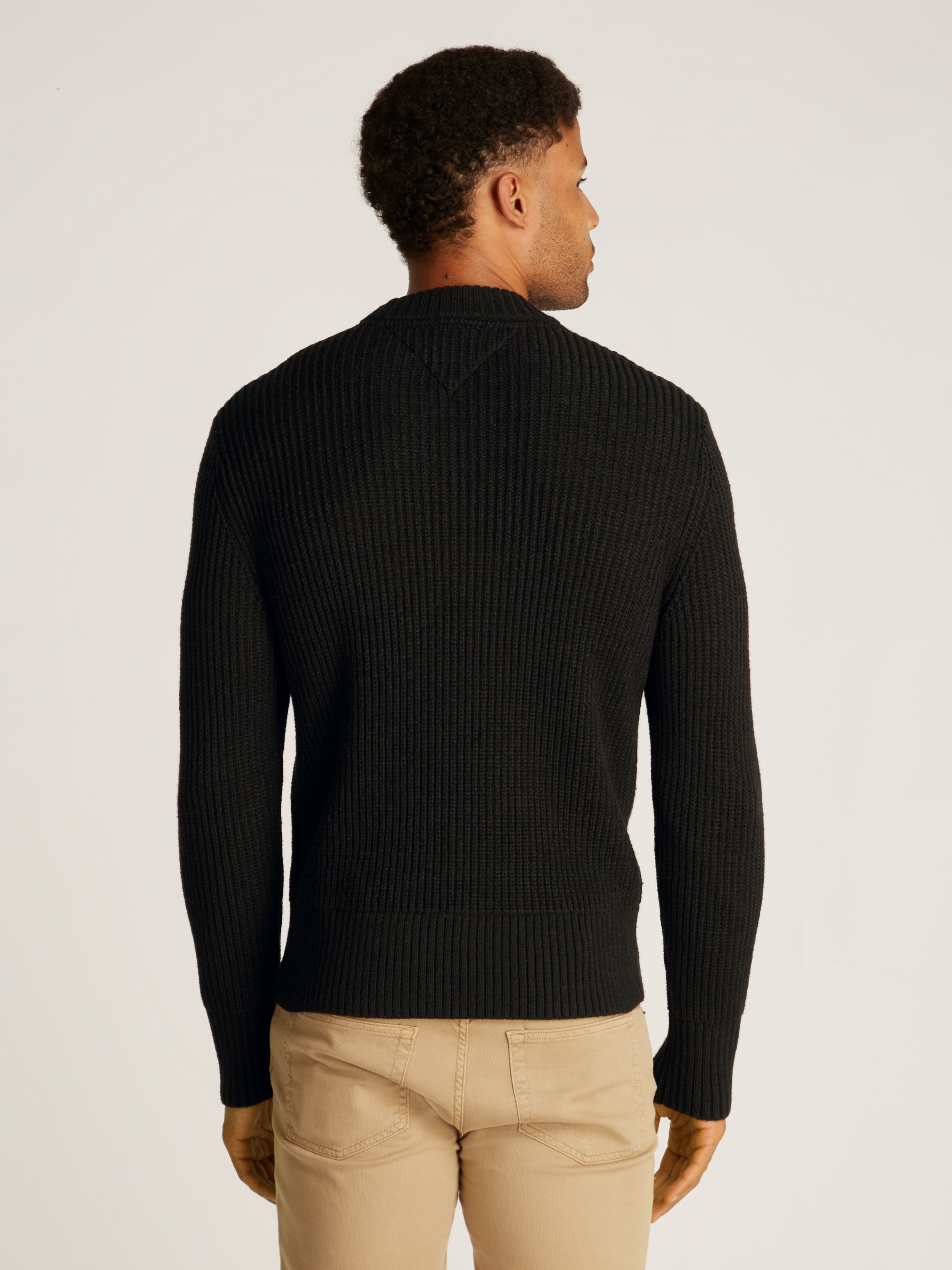 Tommy Jeans Rundhalspullover »TJM REG BADGE TEXTURED CNECK EXT«, in Unifarbe