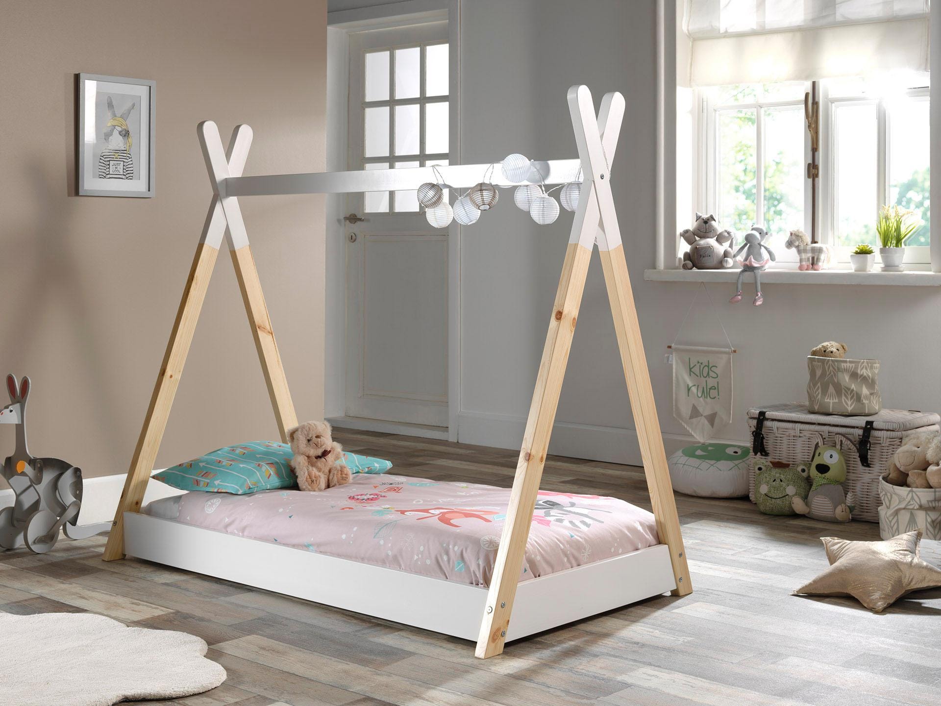 Vipack Kinderbett »Tipi, mit Querstange in Zelt-Optik, Kiefer massiv«, (inkl. Lattenrost, Bettrahmen in Weiss, 2 Grössen zur Auswahl), Bodenfreiheit 1,5 cm für bessere Belüftung