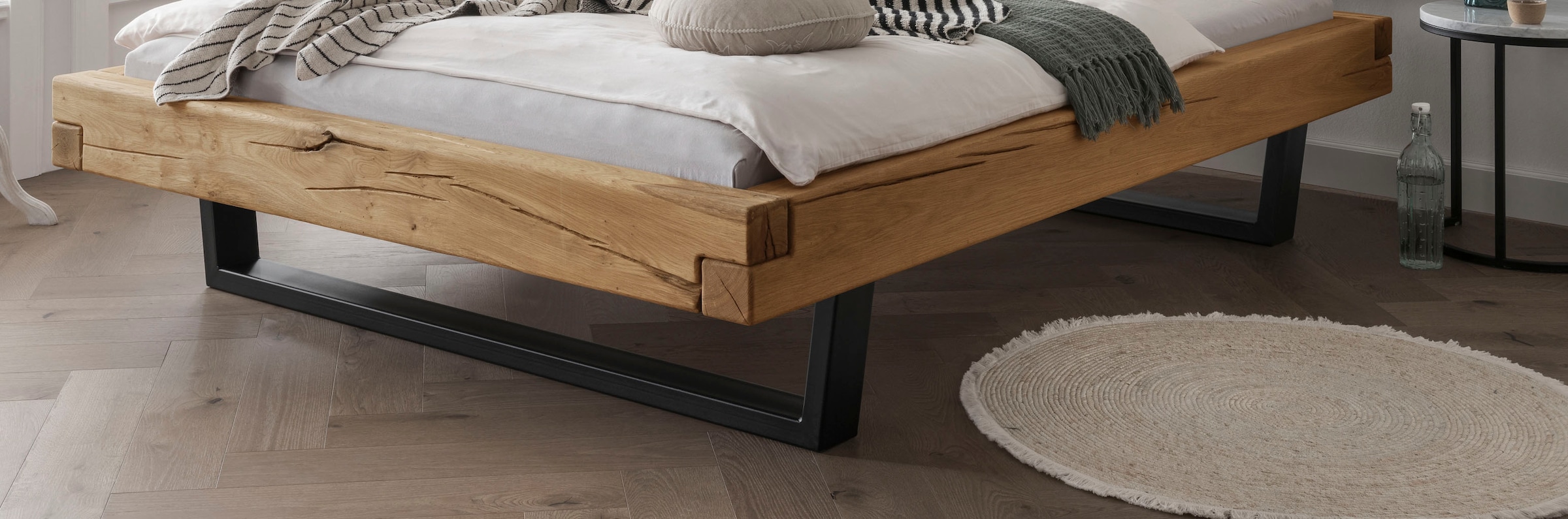 Home affaire Massivholzbett »Ultima Balkenbett Doppelbett, Füsse Metallkufe«, (hohe Belastbarkeit: 200kg je Seite), FSC®-zertifizierte Wildeiche oder Fichte, viele Breiten zur Auswahl